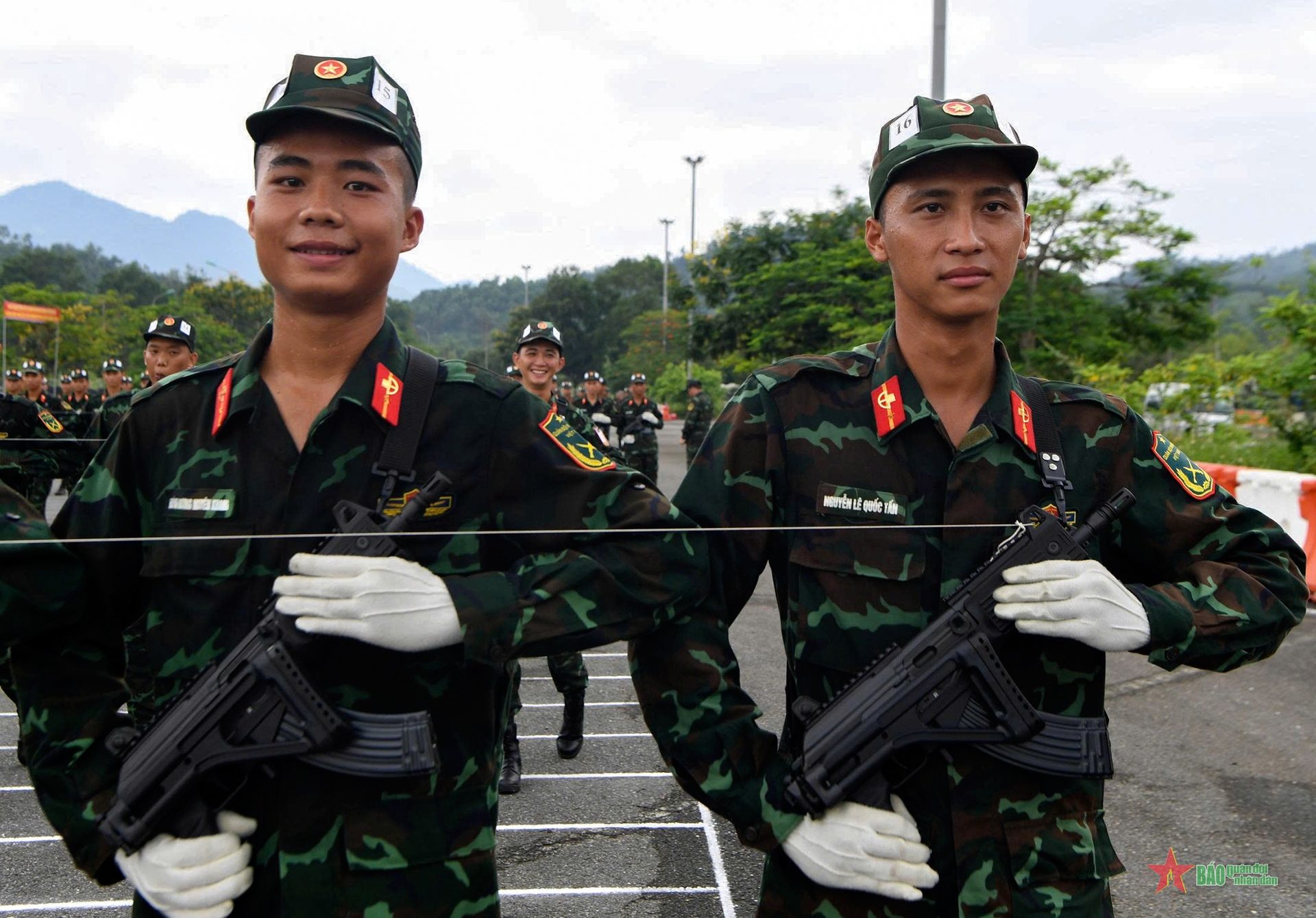 Chung ý chí, hướng về Quảng trường Ba Đình
- Ảnh 14. Chung ý chí, hướng về Quảng trường Ba Đình
- Ảnh 14.