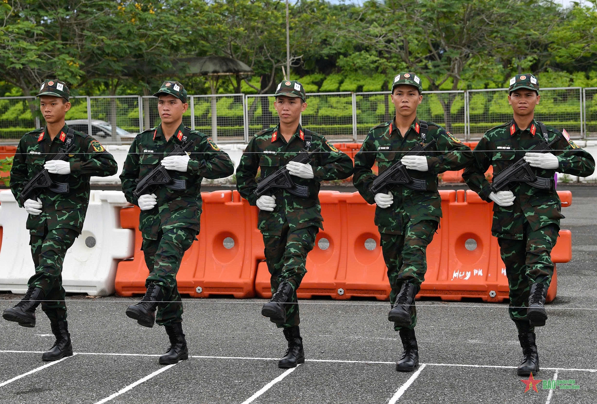 Chung ý chí, hướng về Quảng trường Ba Đình
- Ảnh 13. Chung ý chí, hướng về Quảng trường Ba Đình
- Ảnh 13.