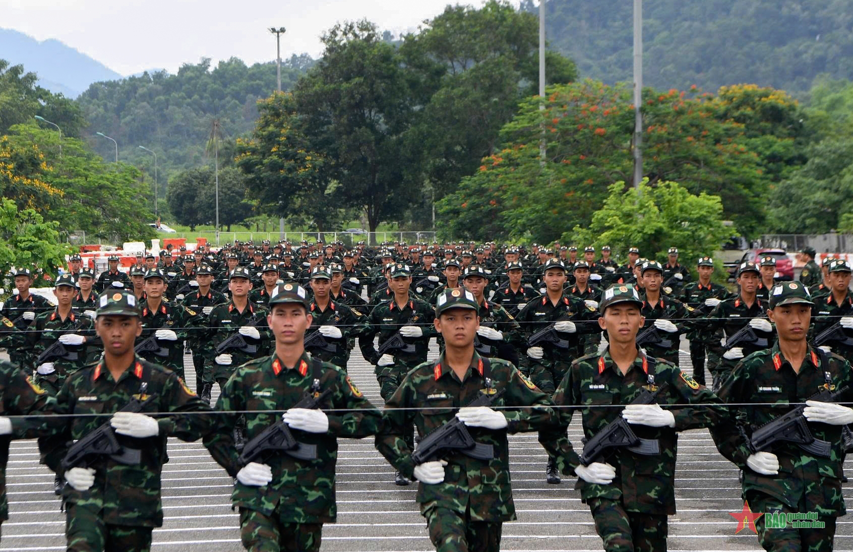 Chung ý chí, hướng về Quảng trường Ba Đình
- Ảnh 12. Chung ý chí, hướng về Quảng trường Ba Đình
- Ảnh 12.