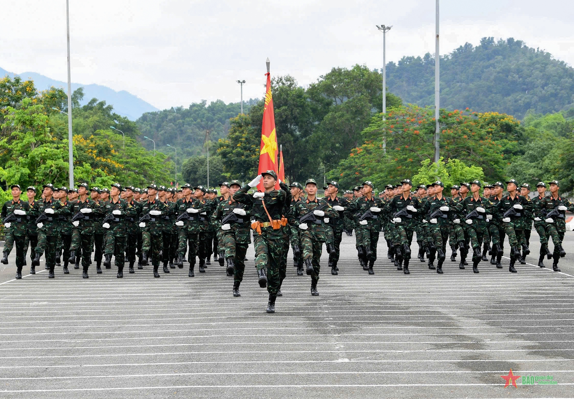 Chung ý chí, hướng về Quảng trường Ba Đình
- Ảnh 11. Chung ý chí, hướng về Quảng trường Ba Đình
- Ảnh 11.