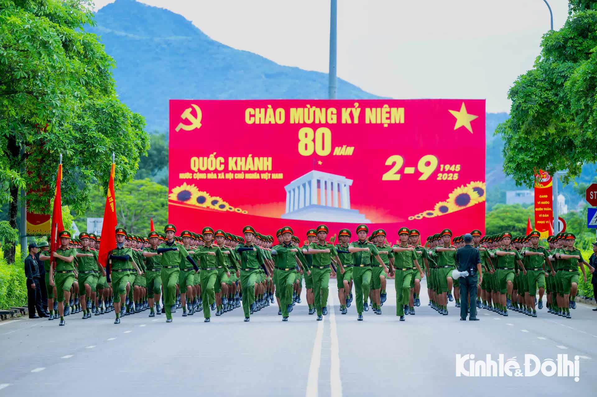 Chiến sĩ Công an nhân dân đổ mồ hôi ngày đêm tập luyện cho lễ diễu binh, diễu hành kỷ niệm 80 năm Quốc khánh- Ảnh 9.
