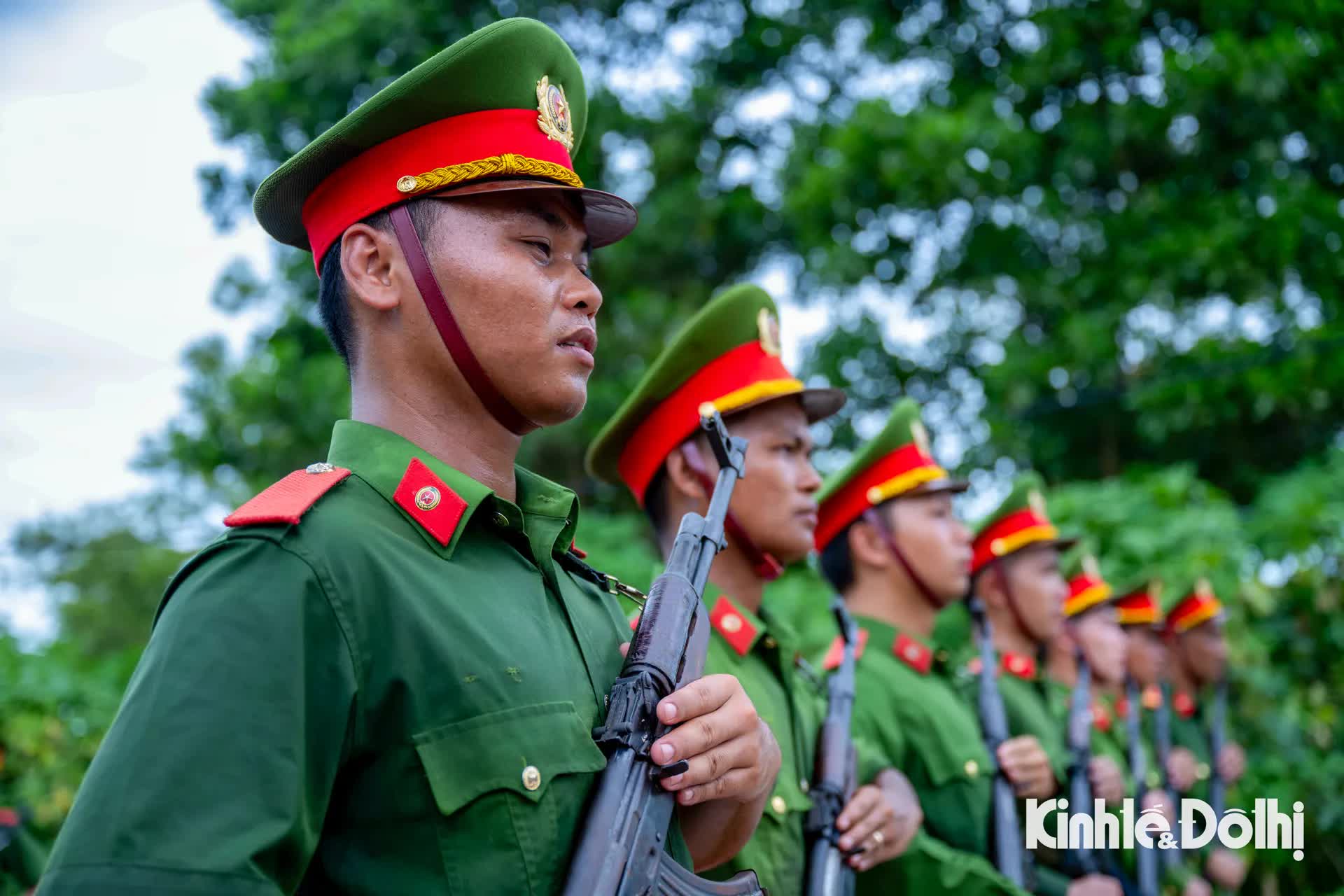 Chiến sĩ Công an nhân dân đổ mồ hôi ngày đêm tập luyện cho lễ diễu binh, diễu hành kỷ niệm 80 năm Quốc khánh- Ảnh 13.