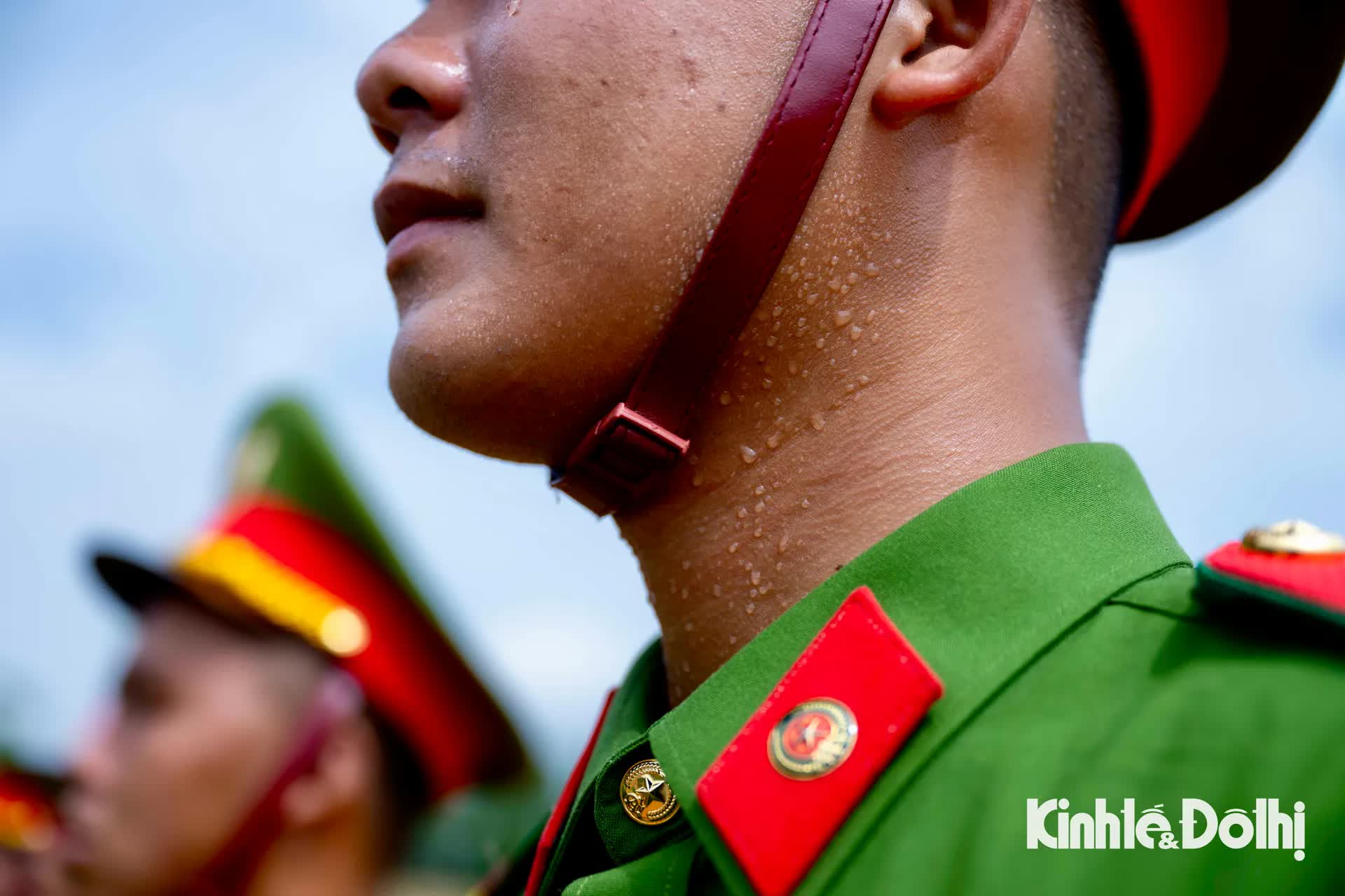 Chiến sĩ Công an nhân dân đổ mồ hôi ngày đêm tập luyện cho lễ diễu binh, diễu hành kỷ niệm 80 năm Quốc khánh- Ảnh 7.