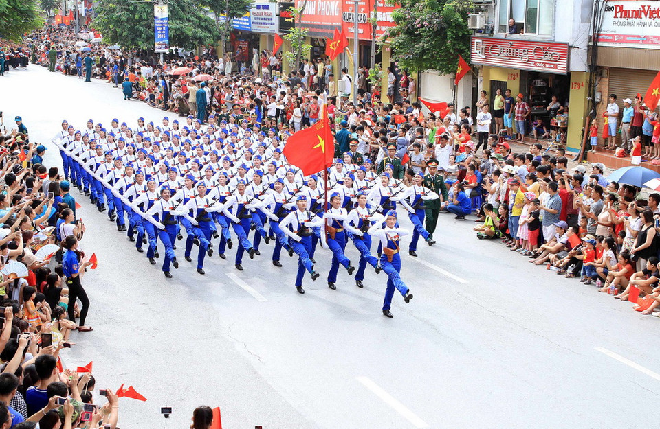 Diễu binh, diễu hành trên phố Nguyễn Thái Học dịp kỷ niệm 70 năm Quốc khánh - Ảnh: TTXVN
