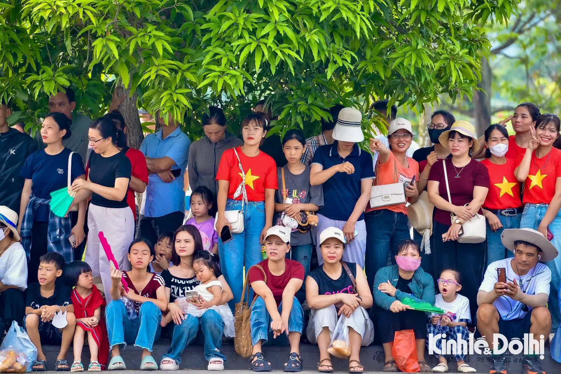 Người dân đội nắng xem cán bộ, chiến sĩ hợp luyện cho Lễ Kỷ niệm 80 năm Quốc khánh- Ảnh 5.