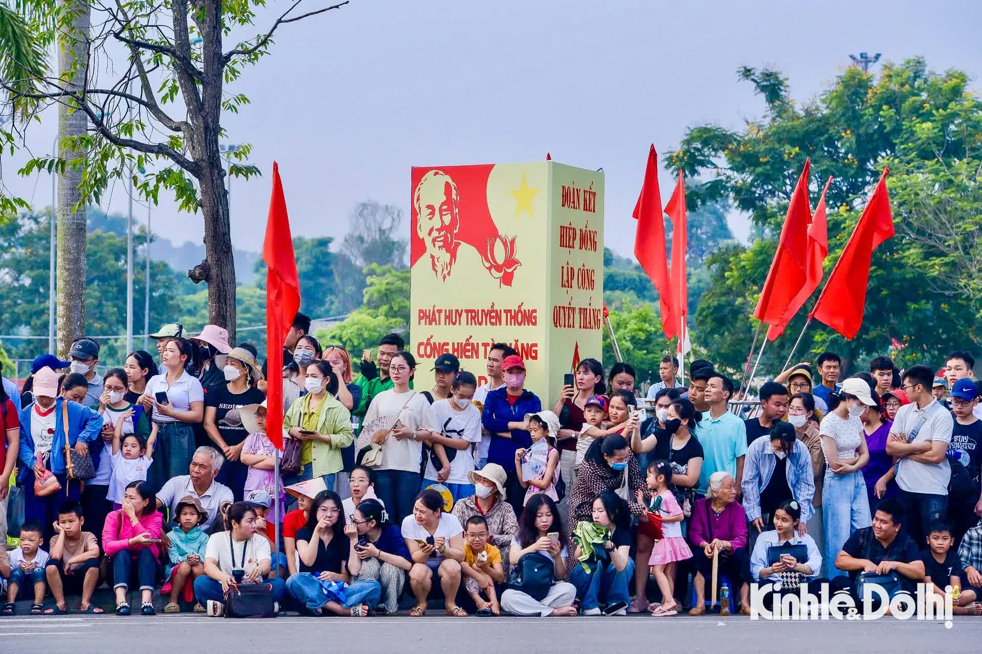 Người dân đội nắng xem cán bộ, chiến sĩ hợp luyện cho Lễ Kỷ niệm 80 năm Quốc khánh- Ảnh 4.