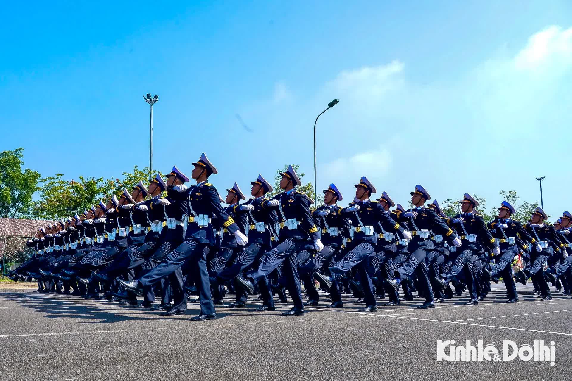 Người dân đội nắng xem cán bộ, chiến sĩ hợp luyện cho Lễ Kỷ niệm 80 năm Quốc khánh- Ảnh 2.