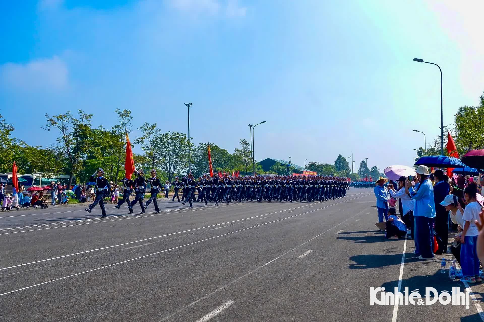Người dân đội nắng xem cán bộ, chiến sĩ hợp luyện cho Lễ Kỷ niệm 80 năm Quốc khánh- Ảnh 1.