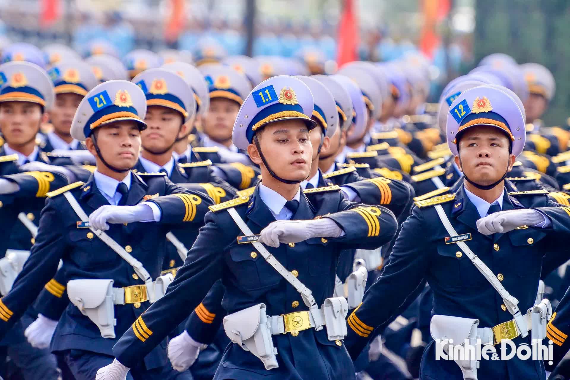 Người dân đội nắng xem cán bộ, chiến sĩ hợp luyện cho Lễ Kỷ niệm 80 năm Quốc khánh- Ảnh 13.