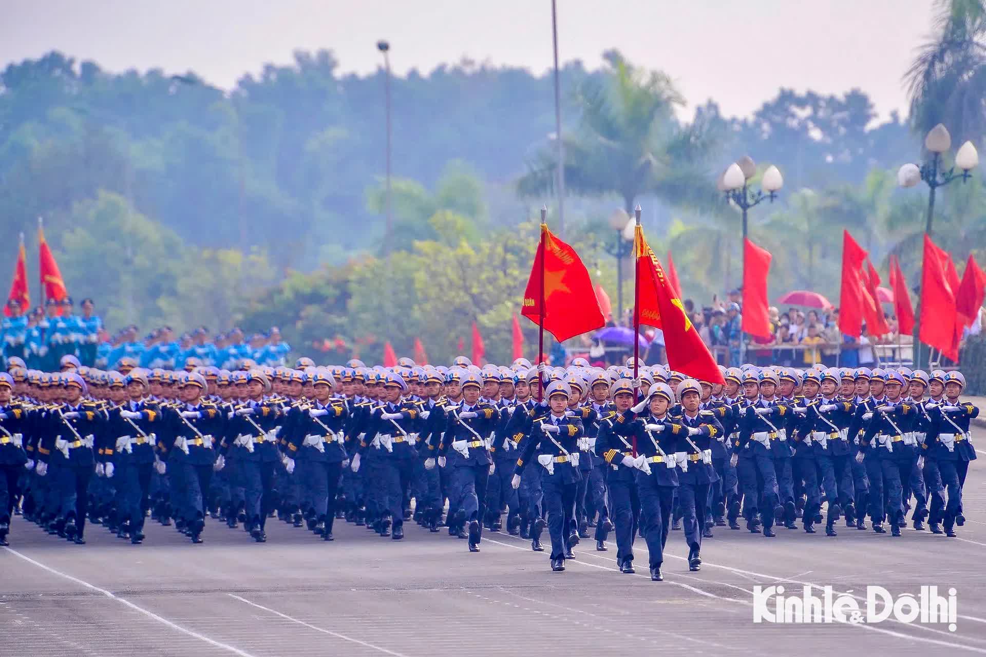 Người dân đội nắng xem cán bộ, chiến sĩ hợp luyện cho Lễ Kỷ niệm 80 năm Quốc khánh- Ảnh 12.