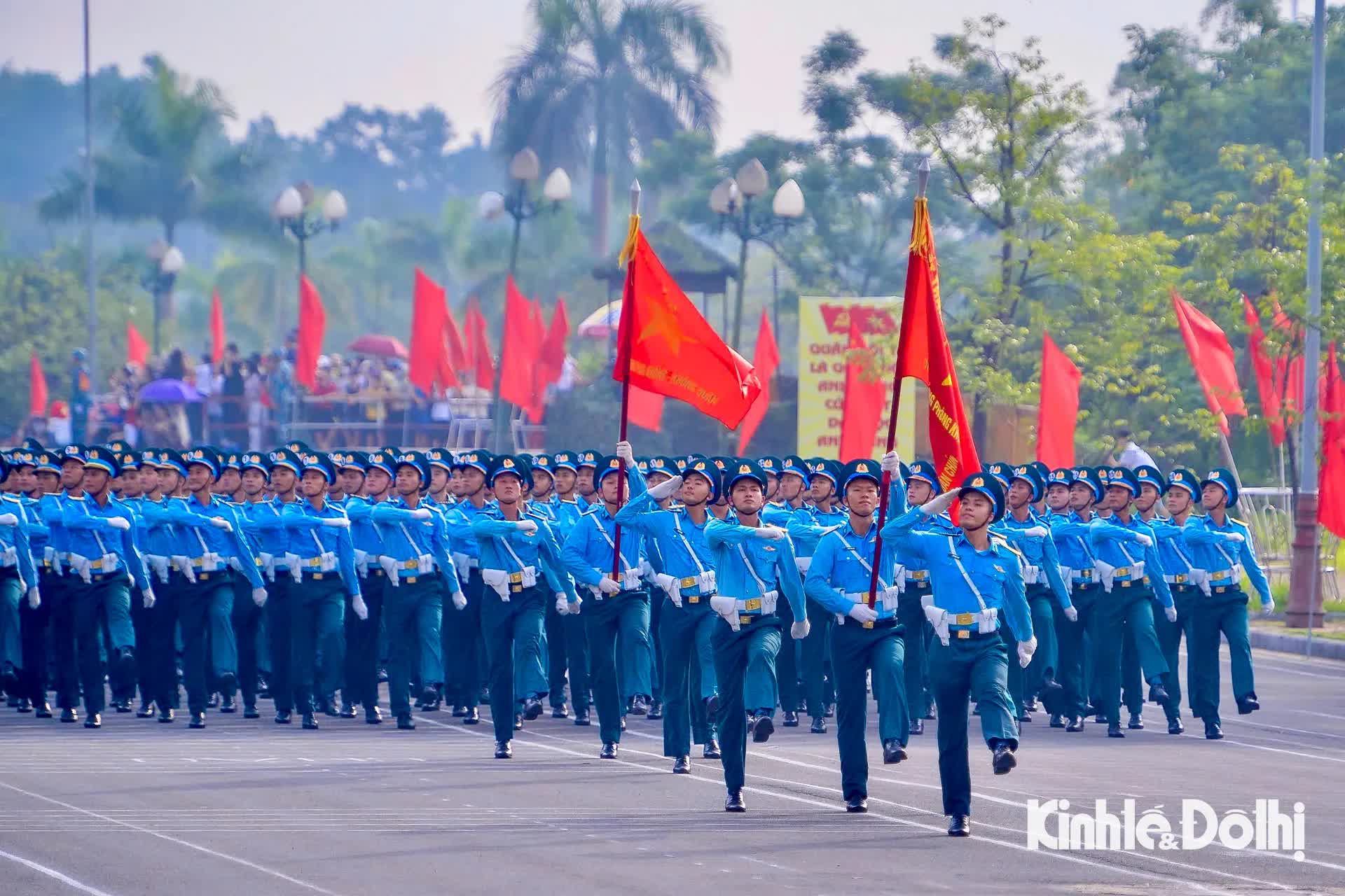 Người dân đội nắng xem cán bộ, chiến sĩ hợp luyện cho Lễ Kỷ niệm 80 năm Quốc khánh- Ảnh 9.