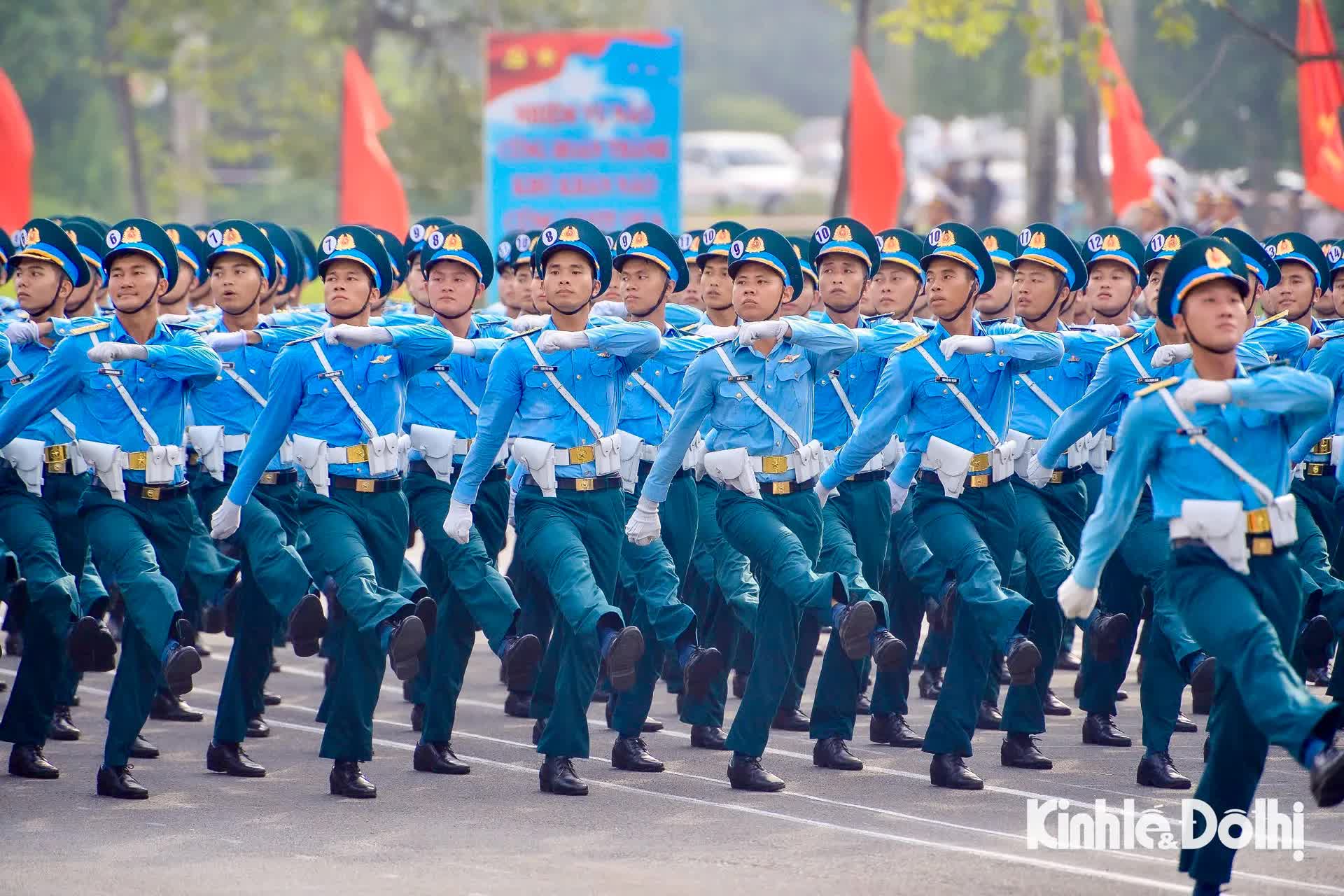 Người dân đội nắng xem cán bộ, chiến sĩ hợp luyện cho Lễ Kỷ niệm 80 năm Quốc khánh- Ảnh 10.