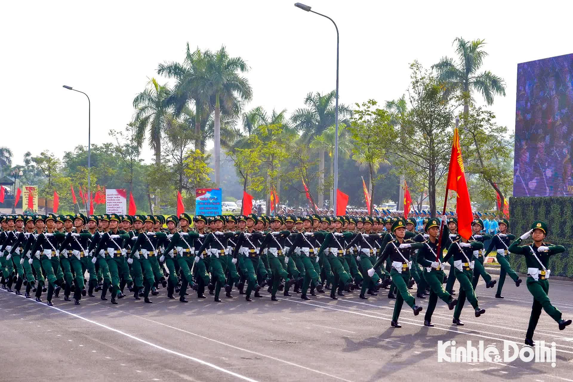 Người dân đội nắng xem cán bộ, chiến sĩ hợp luyện cho Lễ Kỷ niệm 80 năm Quốc khánh- Ảnh 16.