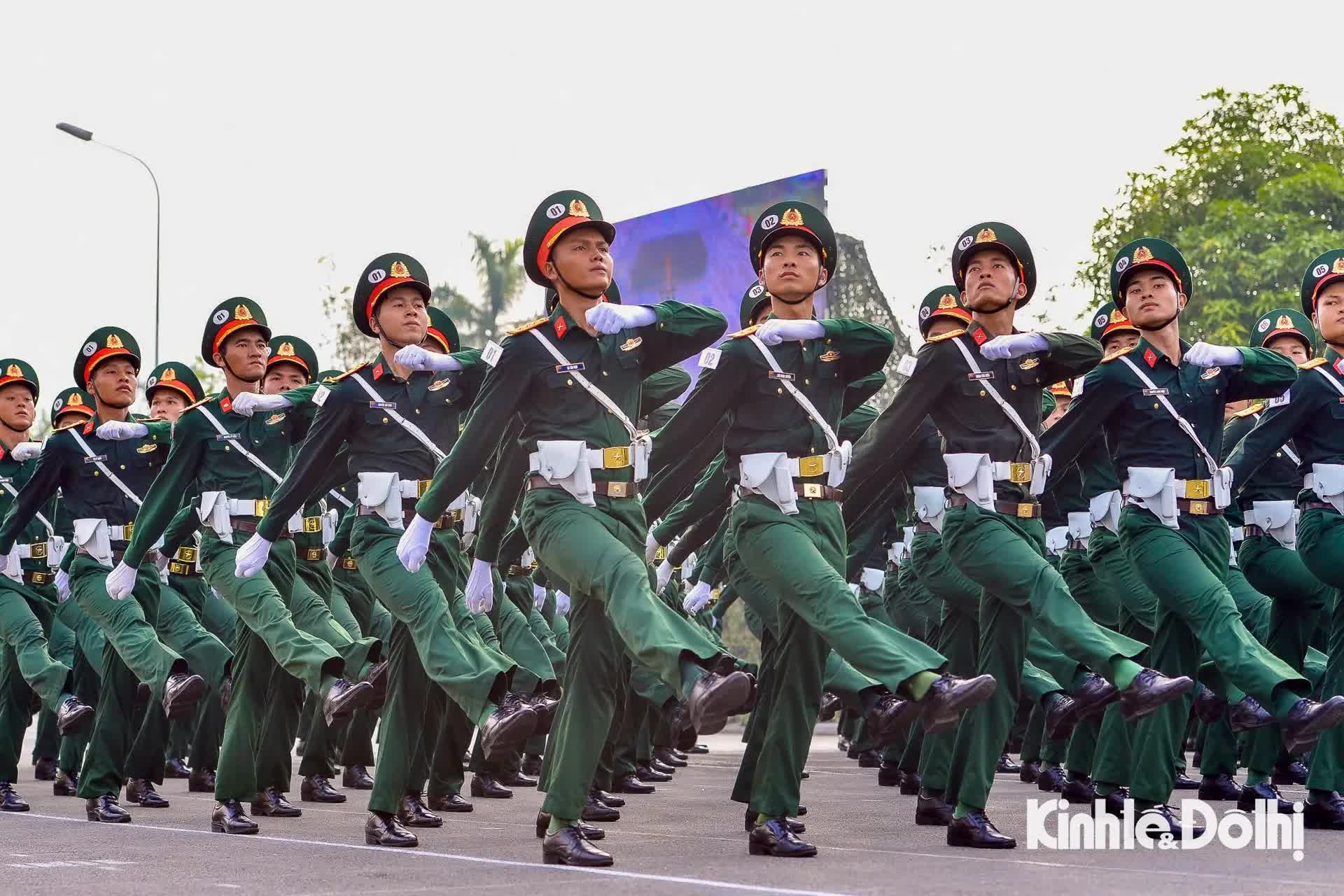 Người dân đội nắng xem cán bộ, chiến sĩ hợp luyện cho Lễ Kỷ niệm 80 năm Quốc khánh- Ảnh 17.