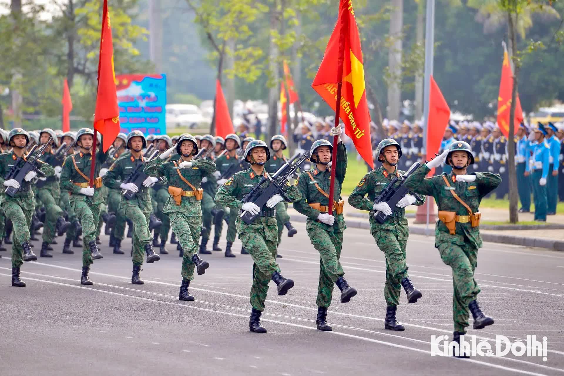 Người dân đội nắng xem cán bộ, chiến sĩ hợp luyện cho Lễ Kỷ niệm 80 năm Quốc khánh- Ảnh 14.