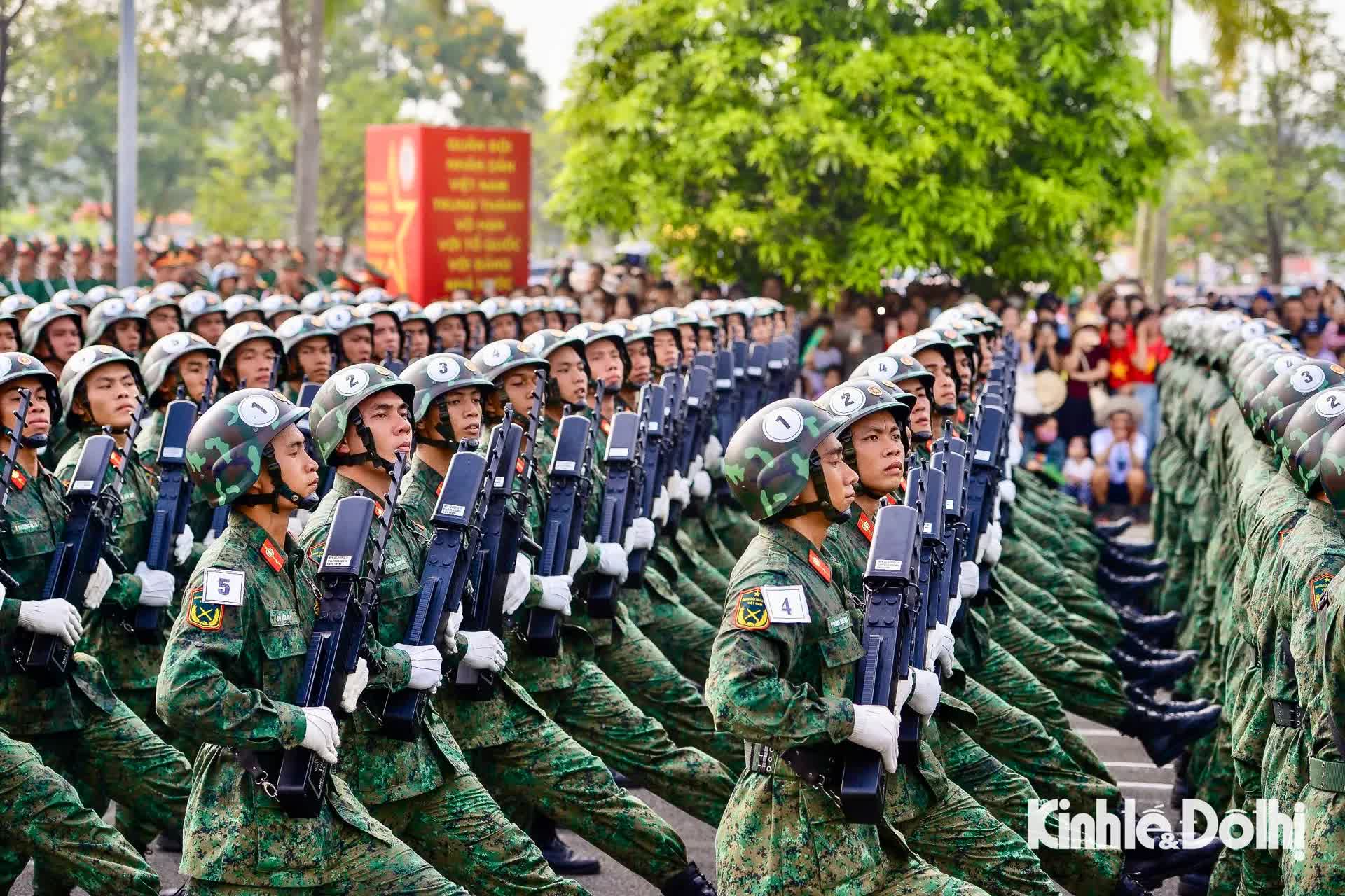 Người dân đội nắng xem cán bộ, chiến sĩ hợp luyện cho Lễ Kỷ niệm 80 năm Quốc khánh- Ảnh 15.