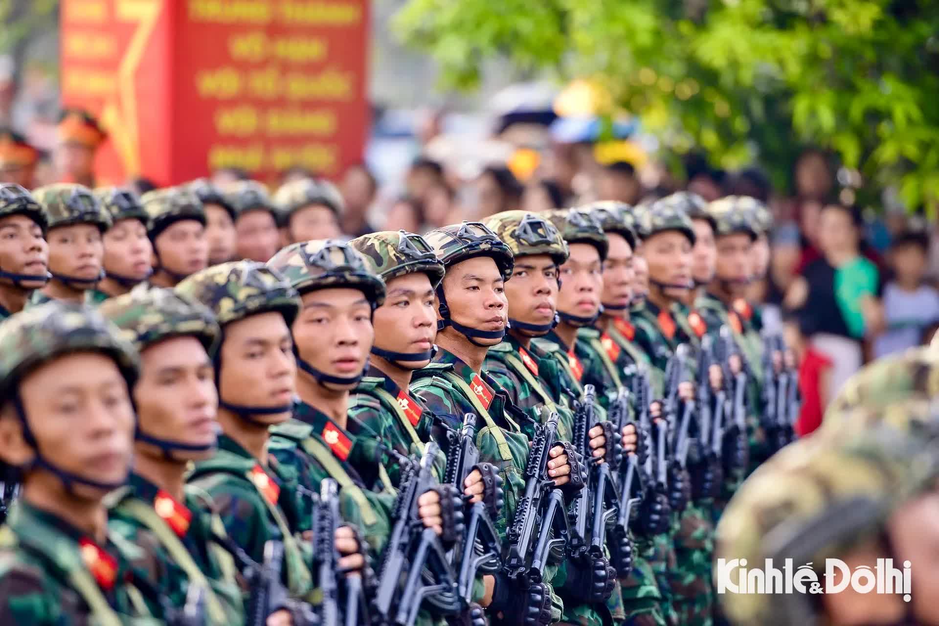 Người dân đội nắng xem cán bộ, chiến sĩ hợp luyện cho Lễ Kỷ niệm 80 năm Quốc khánh- Ảnh 7.