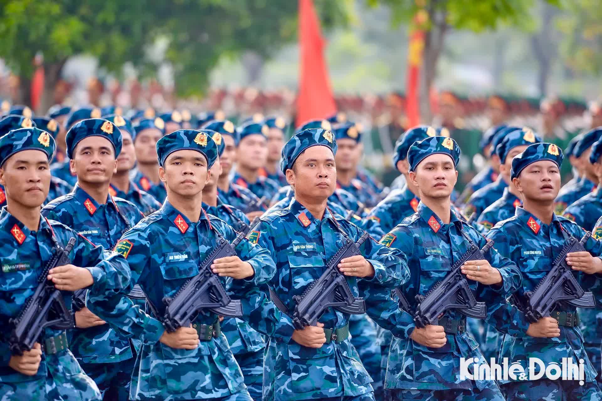 Người dân đội nắng xem cán bộ, chiến sĩ hợp luyện cho Lễ Kỷ niệm 80 năm Quốc khánh- Ảnh 3.