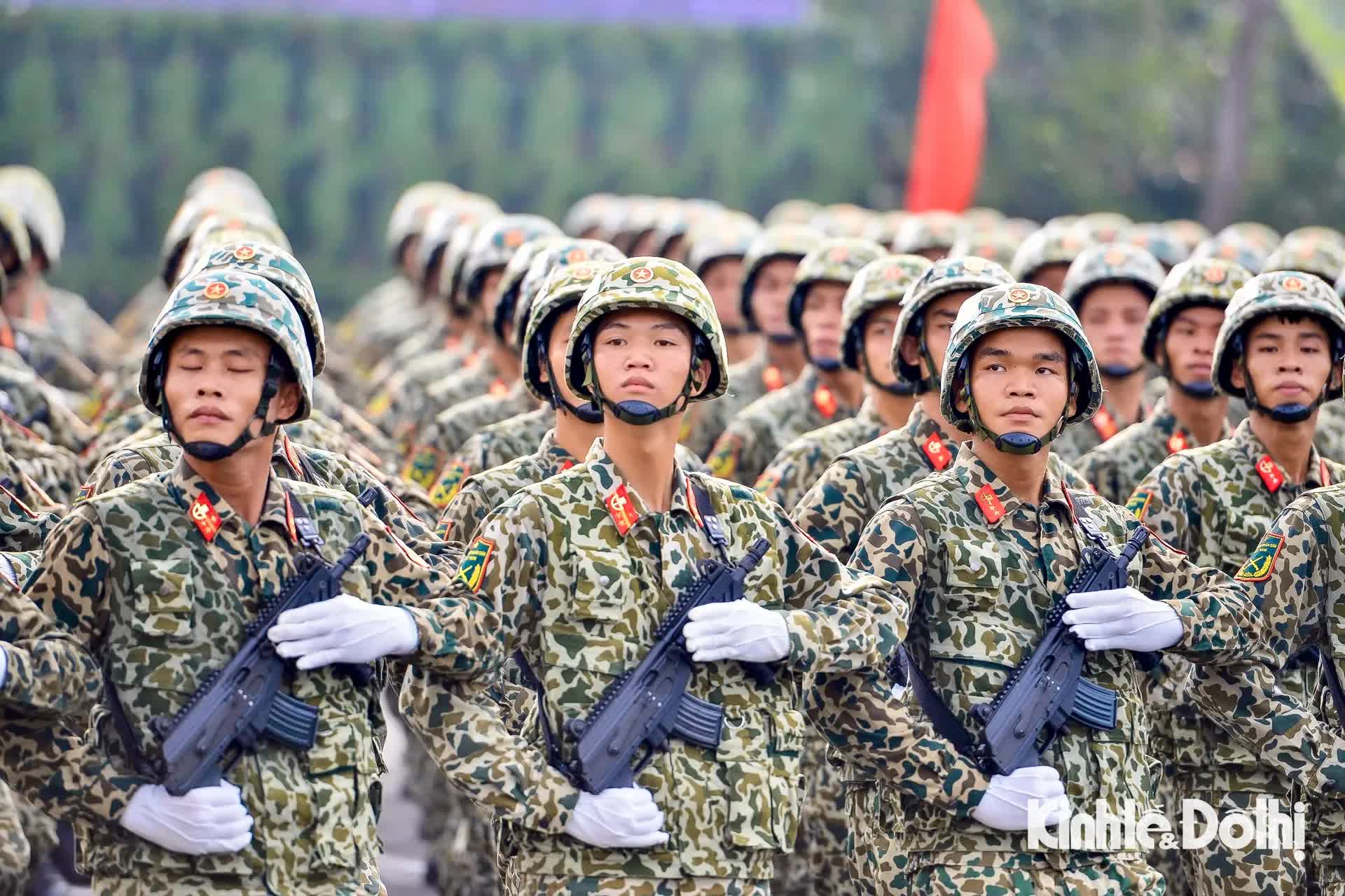 Người dân đội nắng xem cán bộ, chiến sĩ hợp luyện cho Lễ Kỷ niệm 80 năm Quốc khánh- Ảnh 8.