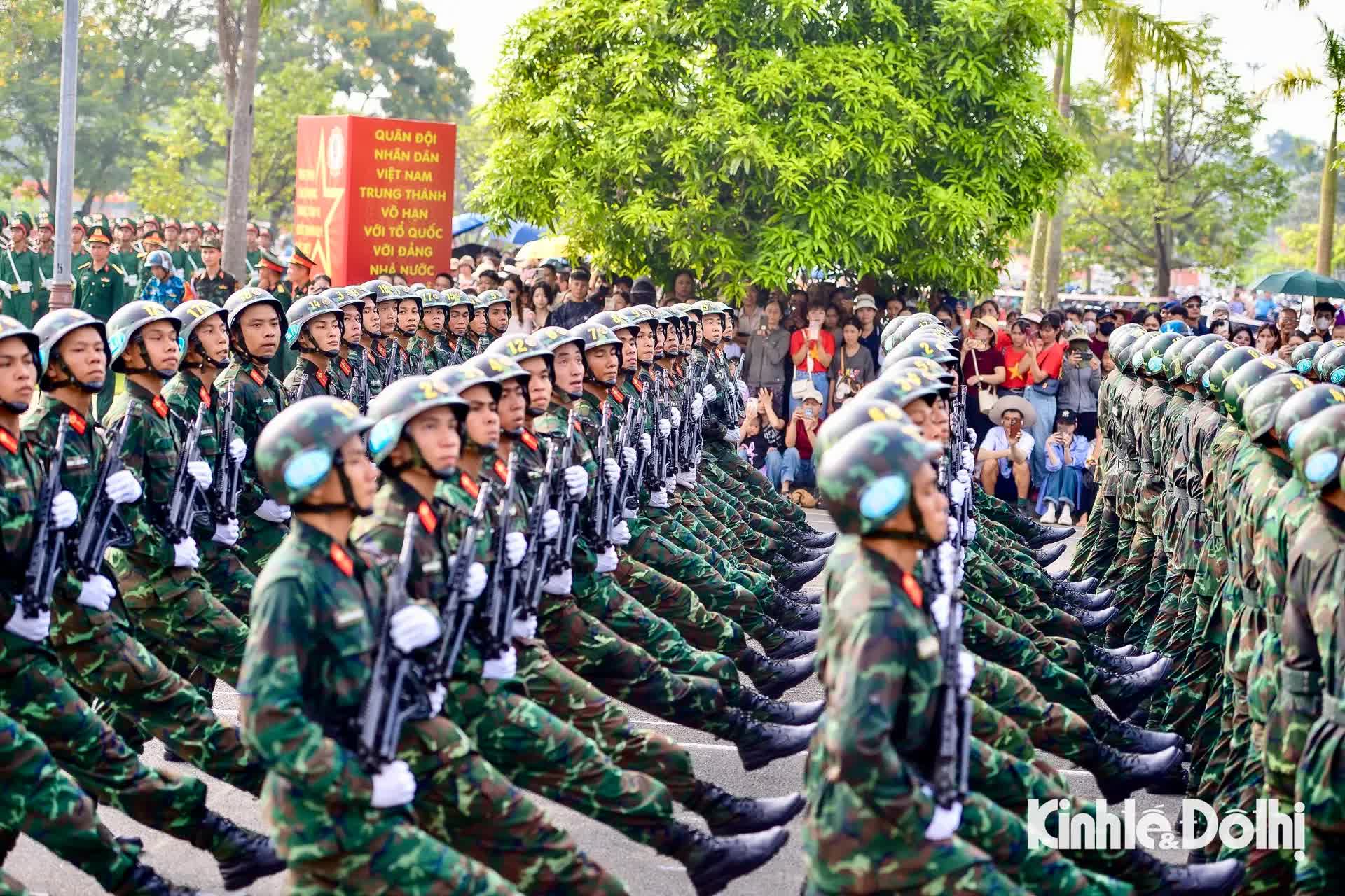 Người dân đội nắng xem cán bộ, chiến sĩ hợp luyện cho Lễ Kỷ niệm 80 năm Quốc khánh- Ảnh 6.