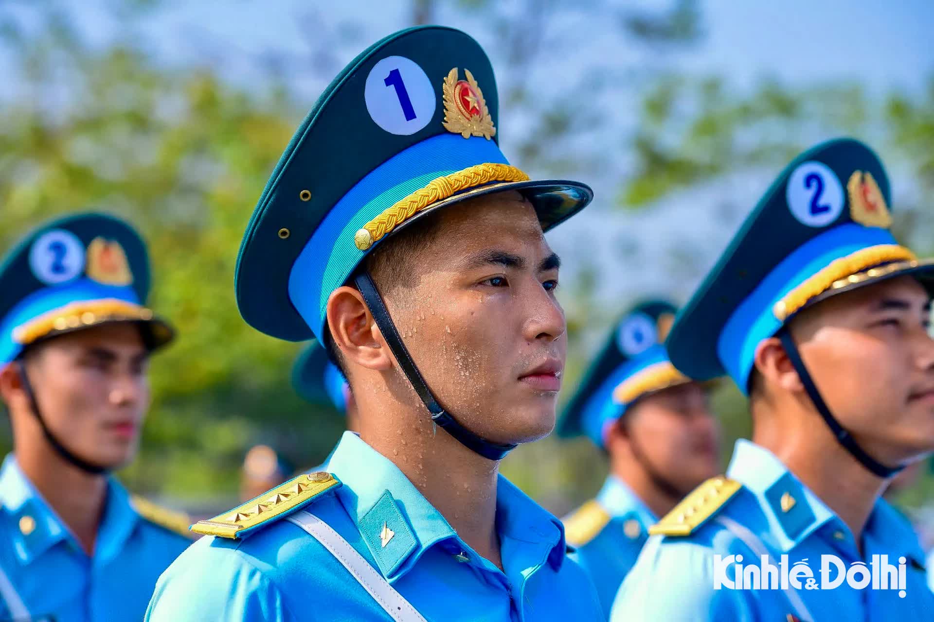 Người dân đội nắng xem cán bộ, chiến sĩ hợp luyện cho Lễ Kỷ niệm 80 năm Quốc khánh- Ảnh 11.