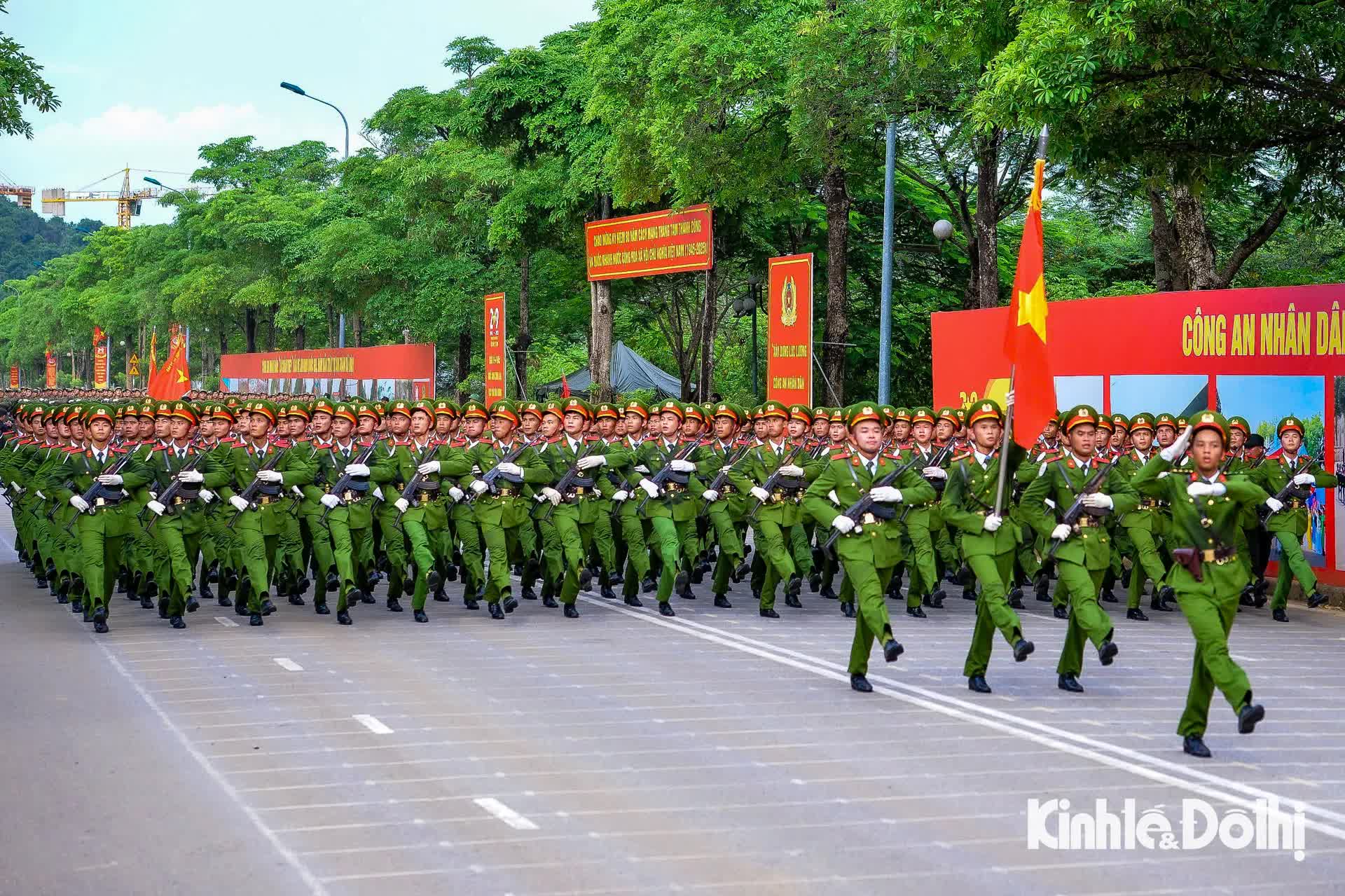 Lực lượng Công an nhân dân “vượt nắng thắng mưa” hợp luyện cho Lễ Kỷ niệm 80 năm Quốc khánh- Ảnh 1.