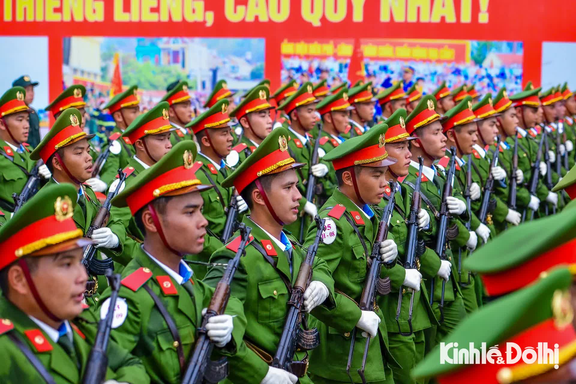 Lực lượng Công an nhân dân “vượt nắng thắng mưa” hợp luyện cho Lễ Kỷ niệm 80 năm Quốc khánh- Ảnh 2.