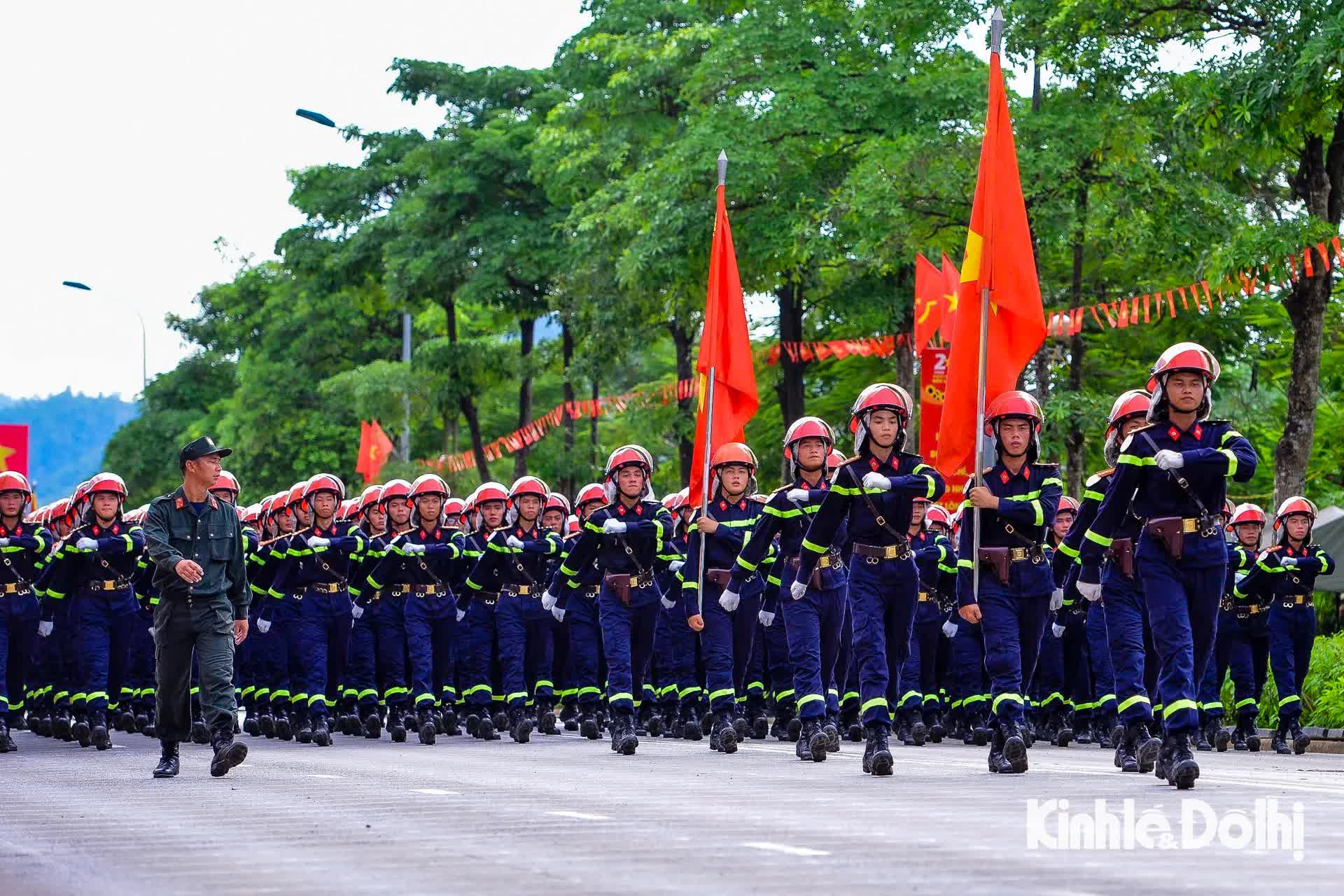 Lực lượng Công an nhân dân “vượt nắng thắng mưa” hợp luyện cho Lễ Kỷ niệm 80 năm Quốc khánh- Ảnh 4.