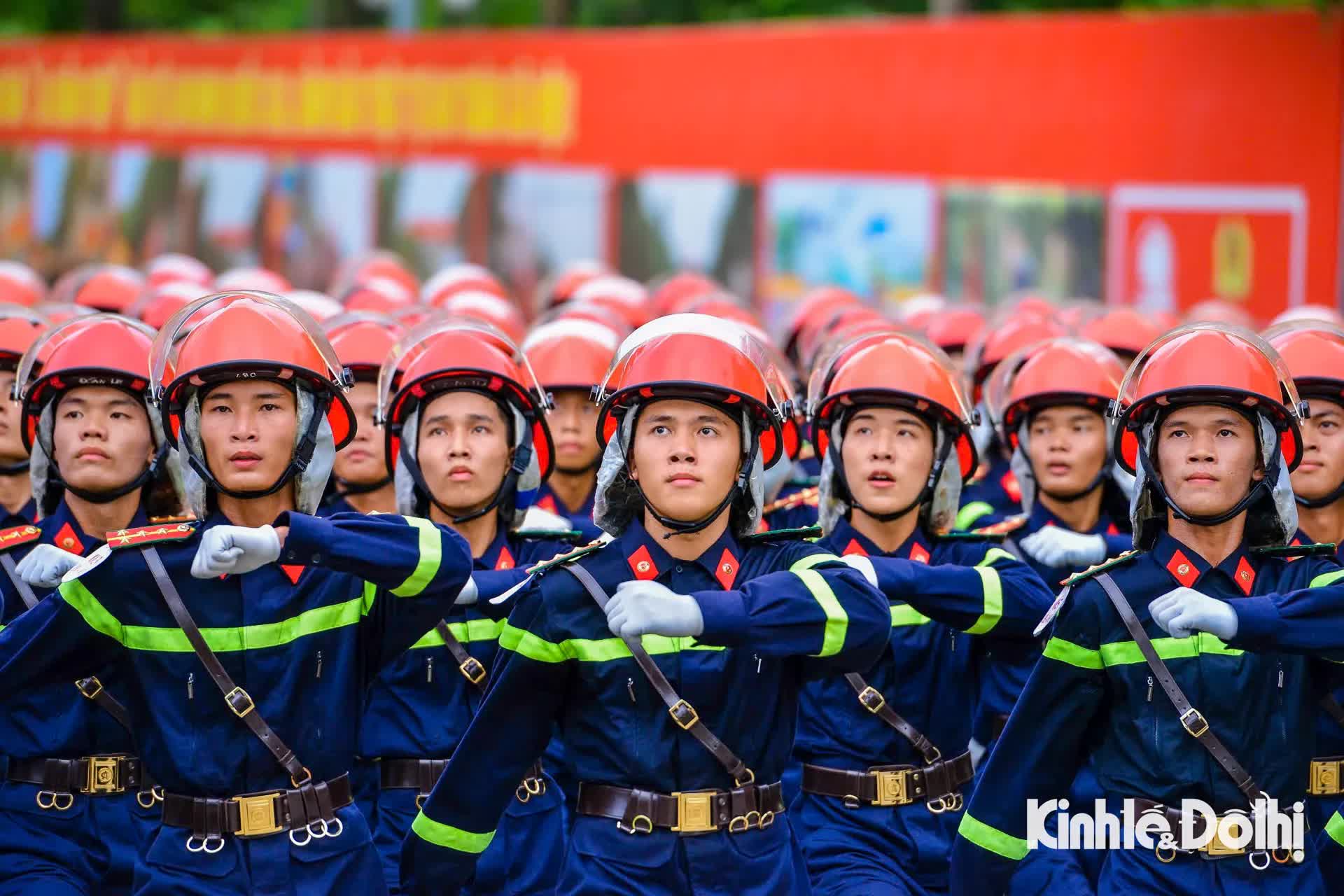 Lực lượng Công an nhân dân “vượt nắng thắng mưa” hợp luyện cho Lễ Kỷ niệm 80 năm Quốc khánh- Ảnh 5.