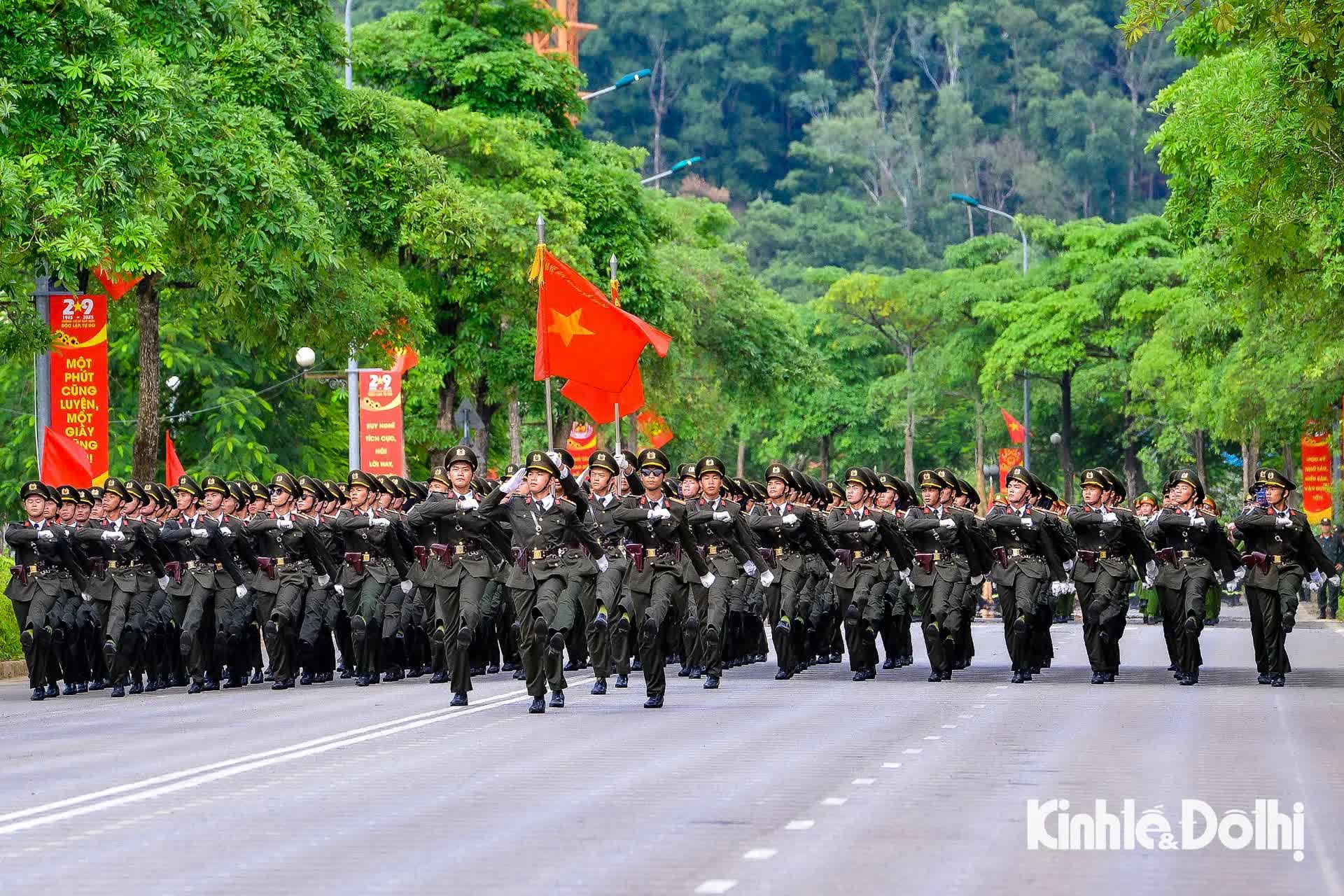 Lực lượng Công an nhân dân “vượt nắng thắng mưa” hợp luyện cho Lễ Kỷ niệm 80 năm Quốc khánh- Ảnh 6.