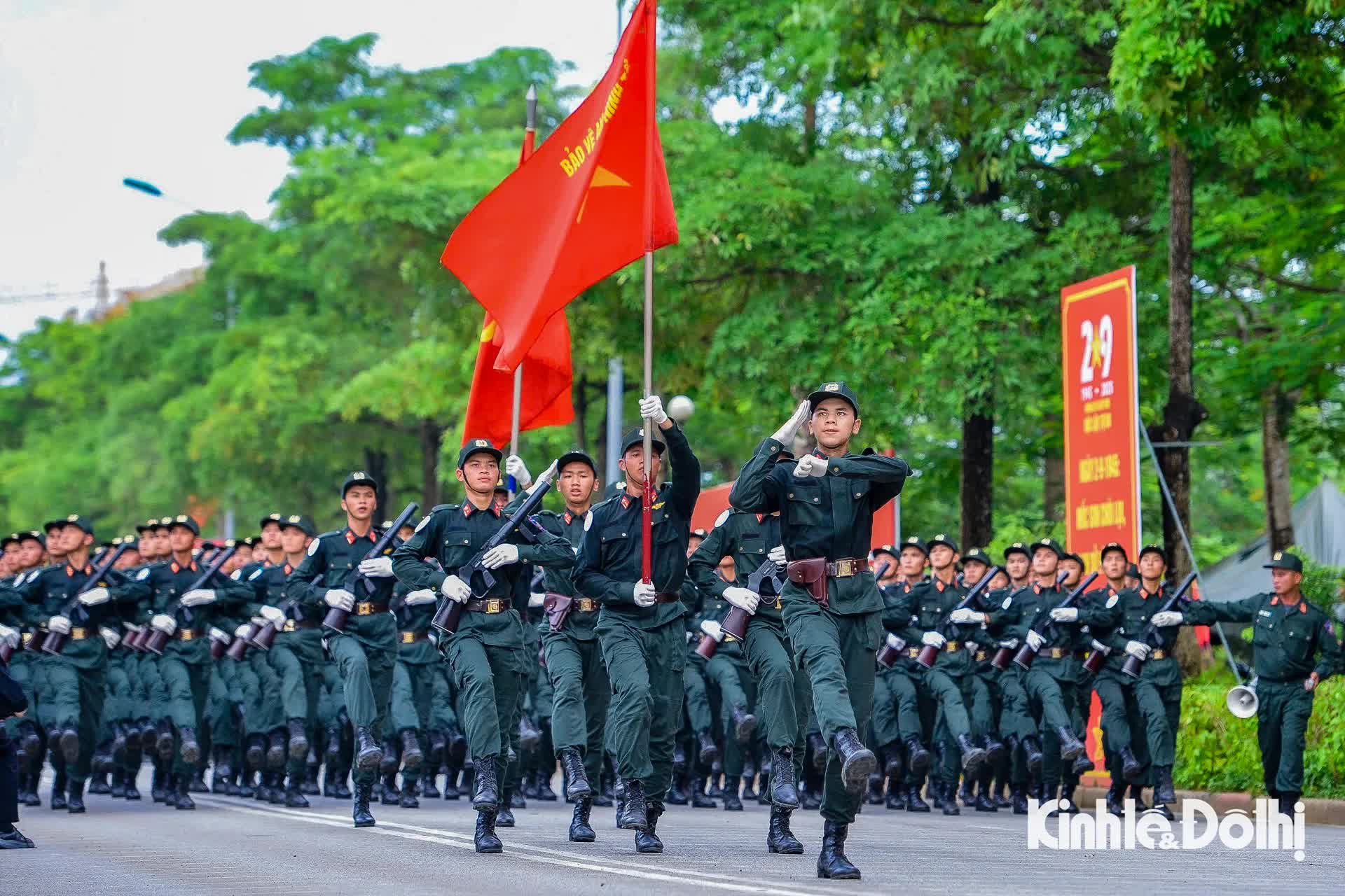Lực lượng Công an nhân dân “vượt nắng thắng mưa” hợp luyện cho Lễ Kỷ niệm 80 năm Quốc khánh- Ảnh 8.