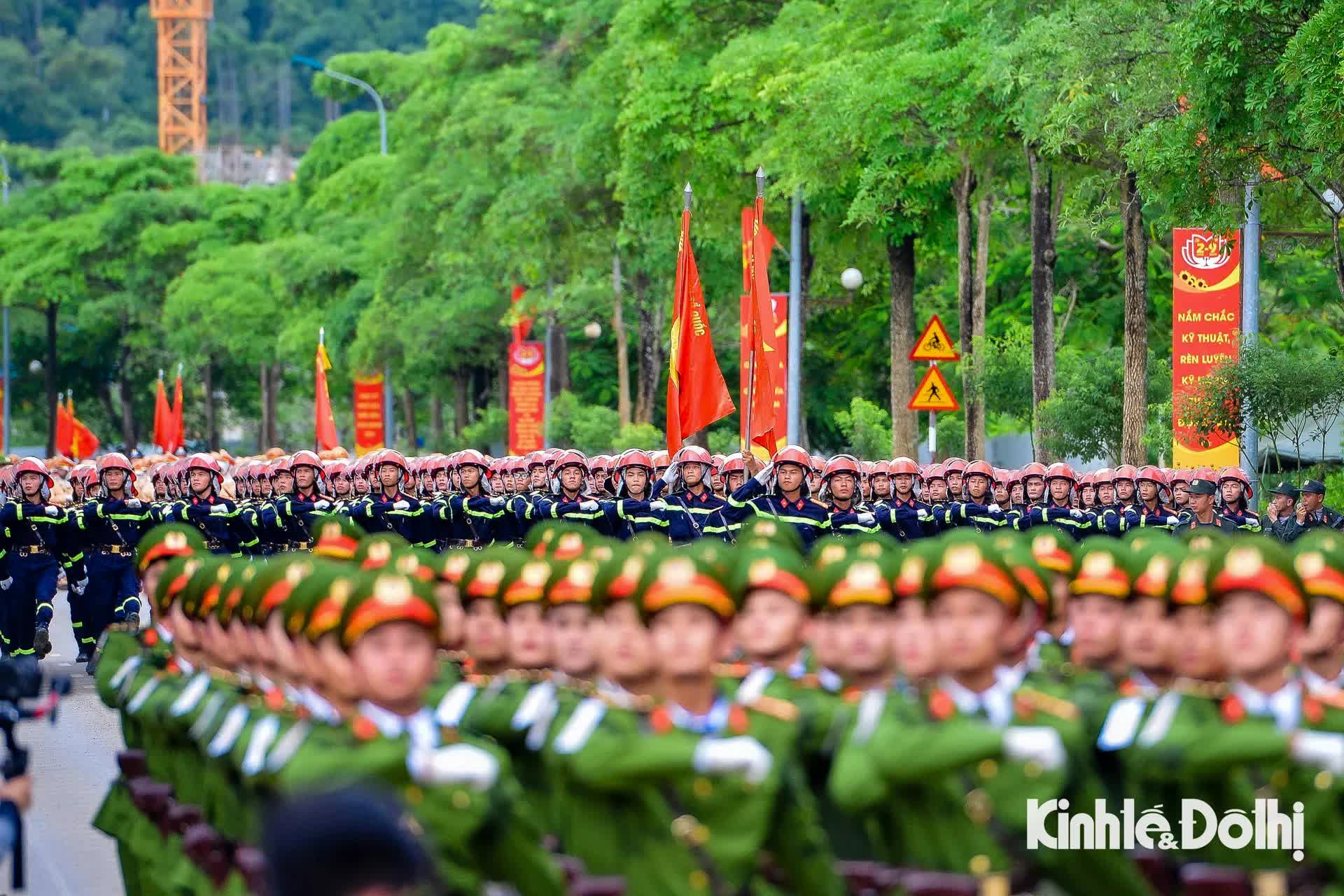 Lực lượng Công an nhân dân “vượt nắng thắng mưa” hợp luyện cho Lễ Kỷ niệm 80 năm Quốc khánh- Ảnh 3.