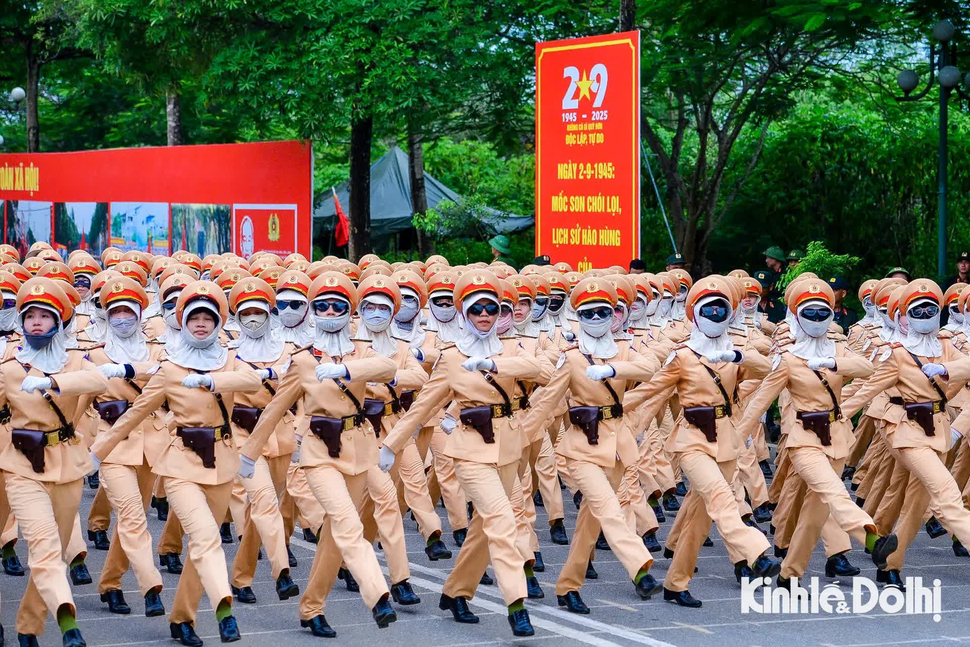 Lực lượng Công an nhân dân “vượt nắng thắng mưa” hợp luyện cho Lễ Kỷ niệm 80 năm Quốc khánh- Ảnh 14.