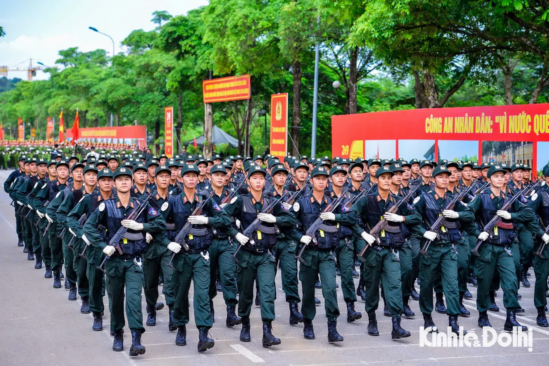 Lực lượng Công an nhân dân “vượt nắng thắng mưa” hợp luyện cho Lễ Kỷ niệm 80 năm Quốc khánh- Ảnh 20.