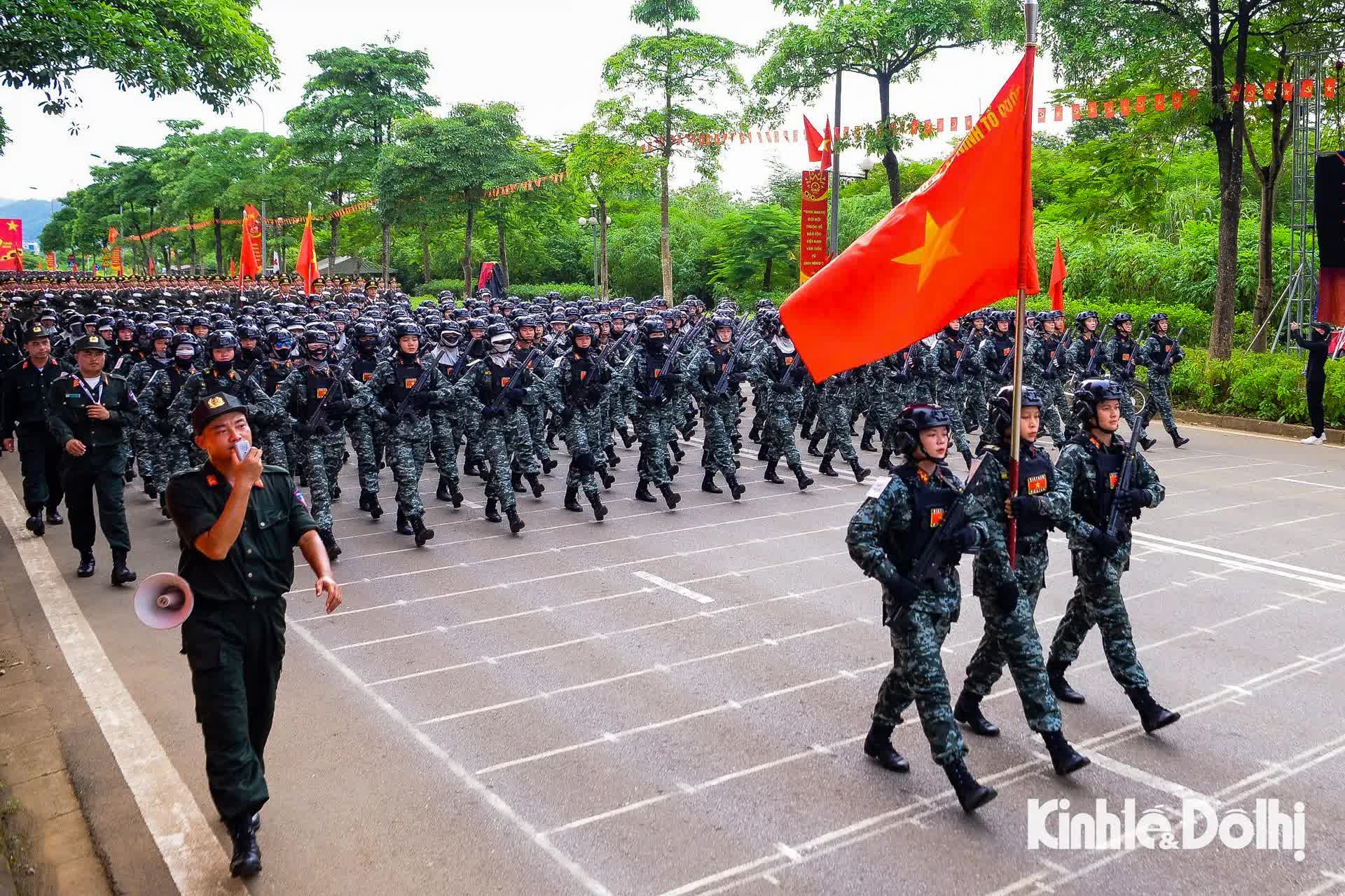 Lực lượng Công an nhân dân “vượt nắng thắng mưa” hợp luyện cho Lễ Kỷ niệm 80 năm Quốc khánh- Ảnh 10.