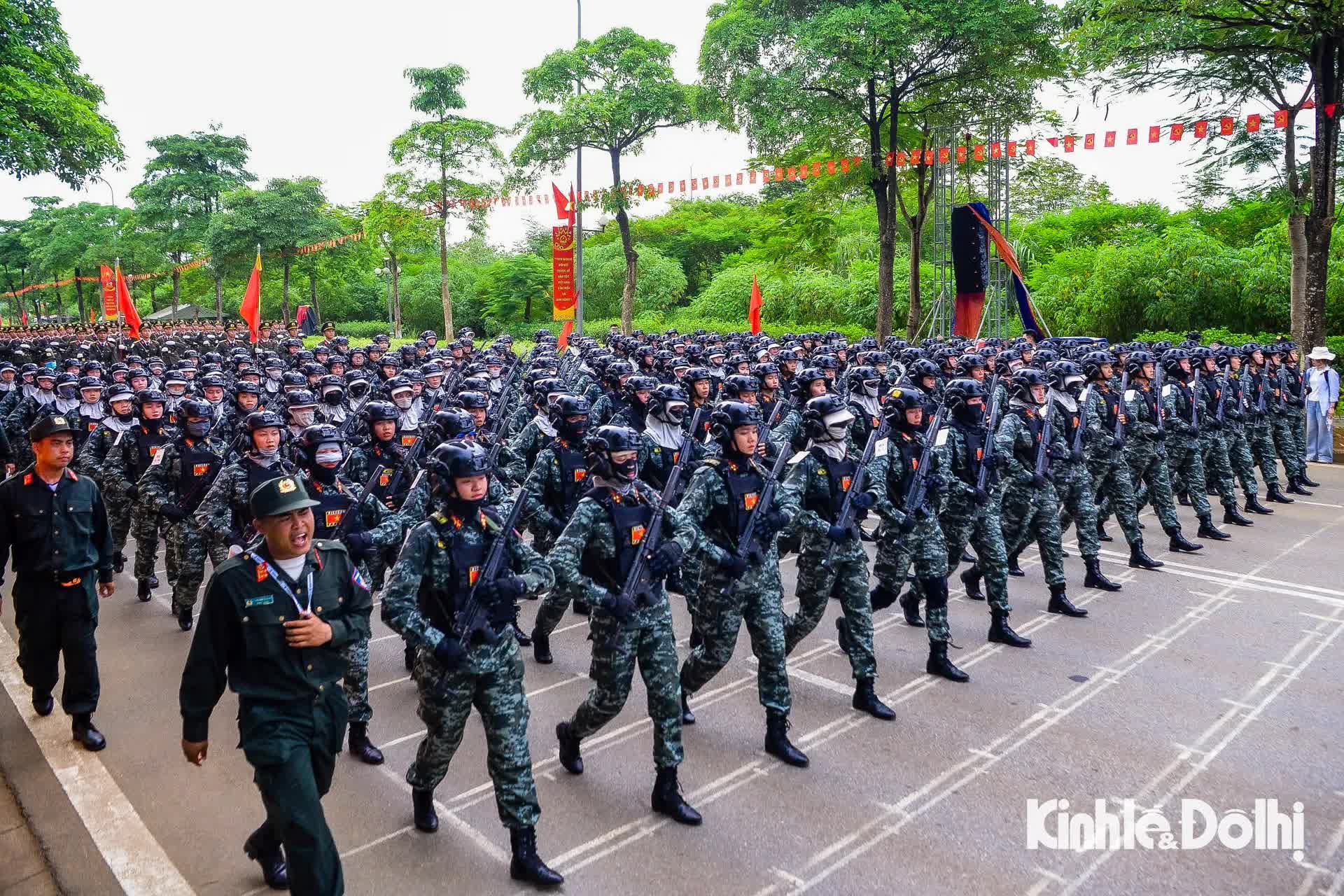Lực lượng Công an nhân dân “vượt nắng thắng mưa” hợp luyện cho Lễ Kỷ niệm 80 năm Quốc khánh- Ảnh 11.