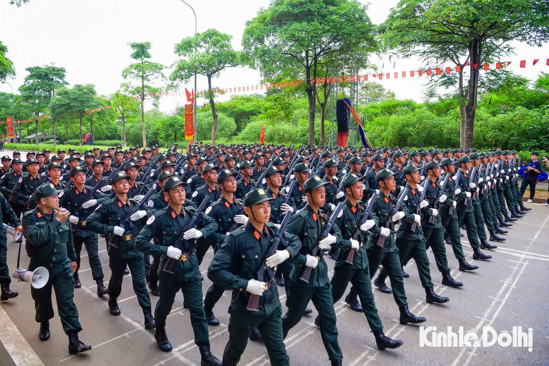 Lực lượng Công an nhân dân “vượt nắng thắng mưa” hợp luyện cho Lễ Kỷ niệm 80 năm Quốc khánh- Ảnh 9.