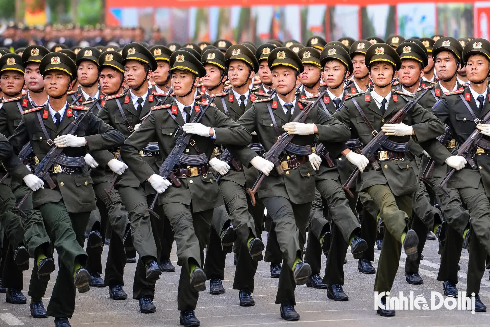 Lực lượng Công an nhân dân “vượt nắng thắng mưa” hợp luyện cho Lễ Kỷ niệm 80 năm Quốc khánh- Ảnh 7.