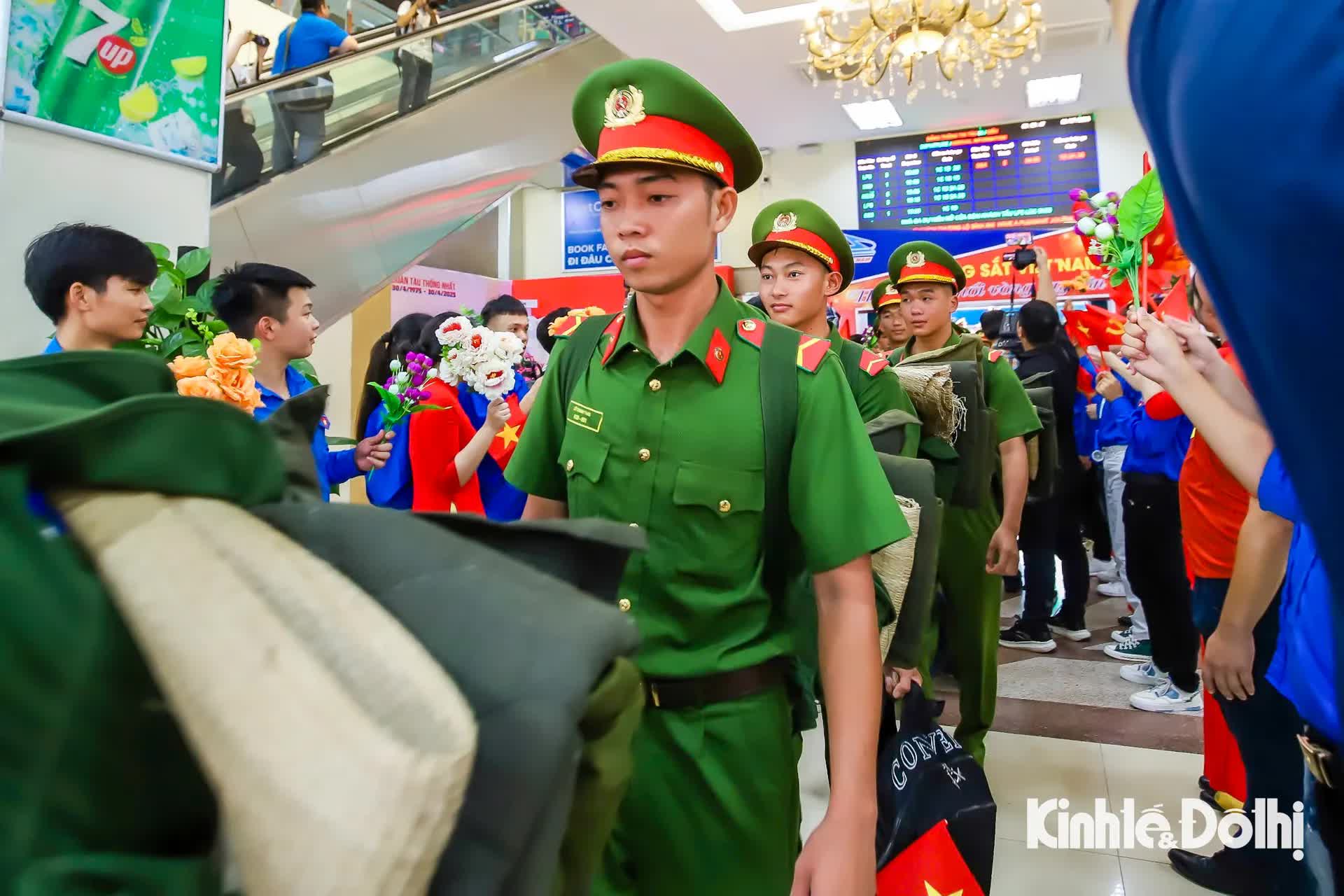 Hơn 500 chiến sĩ công an từ TP Hồ Chí Minh ra Hà Nội tập luyện diễu binh 80 năm Quốc khánh- Ảnh 8.