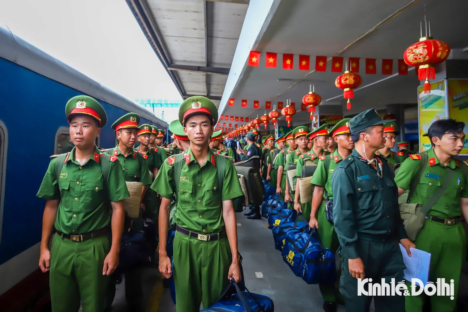 Hơn 500 chiến sĩ công an từ TP Hồ Chí Minh ra Hà Nội tập luyện diễu binh 80 năm Quốc khánh- Ảnh 3.