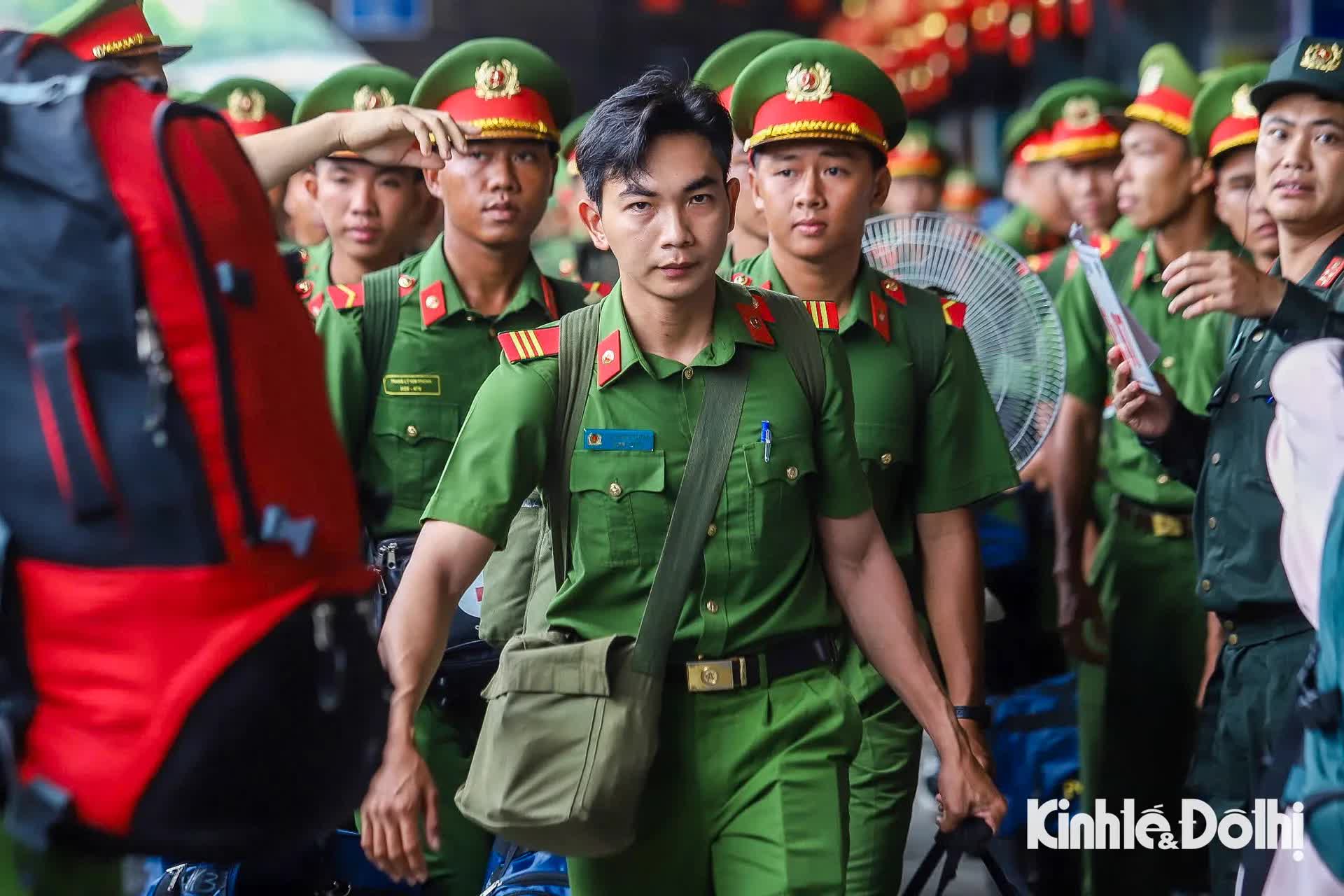 Hơn 500 chiến sĩ công an từ TP Hồ Chí Minh ra Hà Nội tập luyện diễu binh 80 năm Quốc khánh- Ảnh 4.