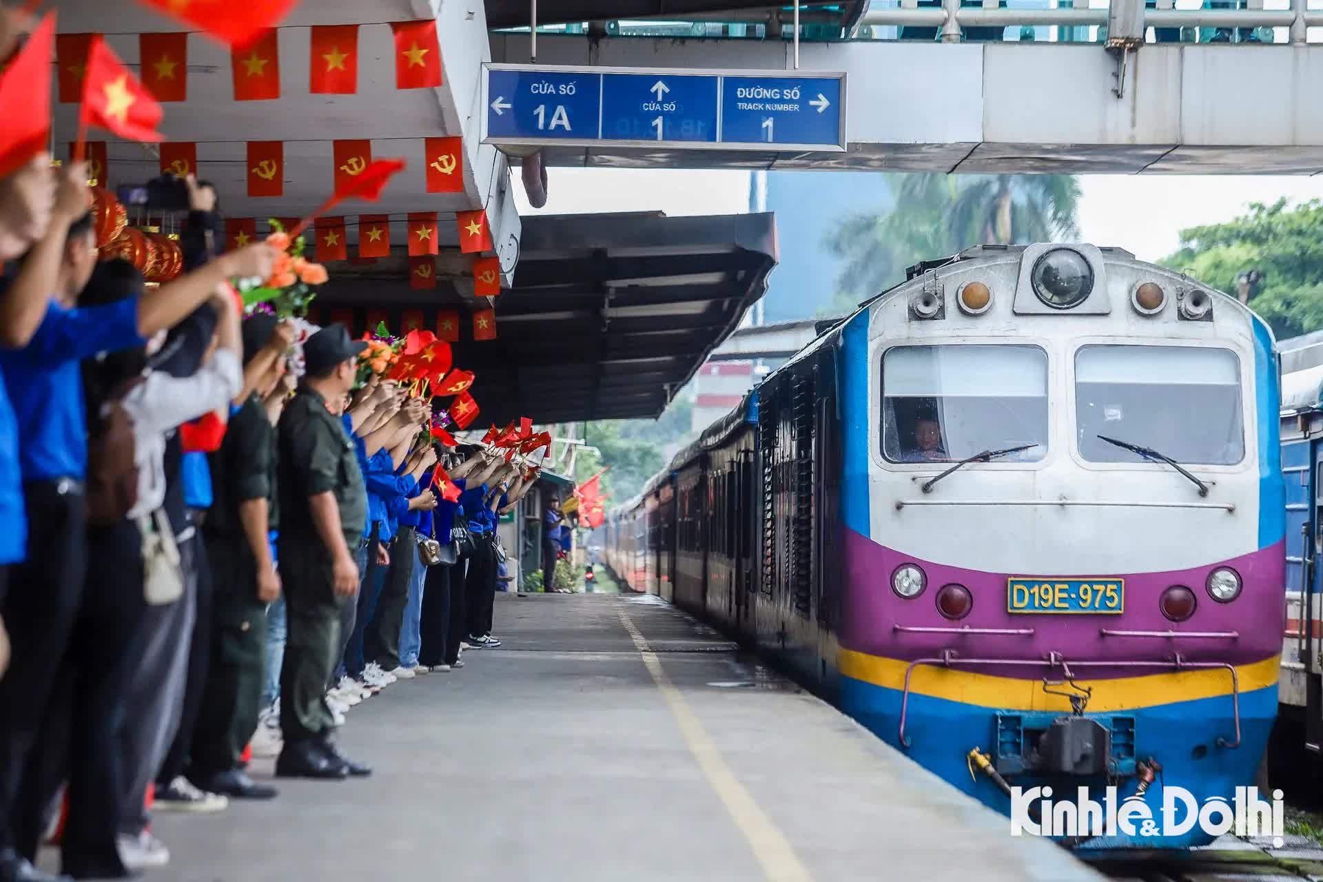 Hơn 500 chiến sĩ công an từ TP Hồ Chí Minh ra Hà Nội tập luyện diễu binh 80 năm Quốc khánh- Ảnh 1.