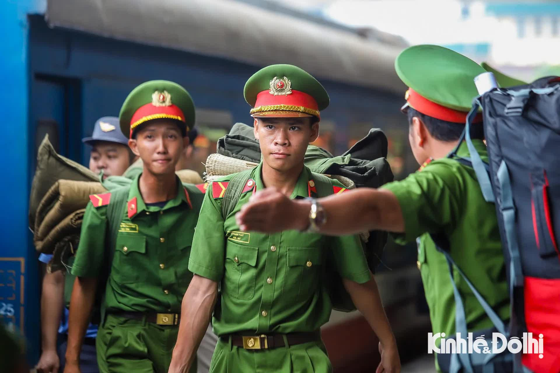 Hơn 500 chiến sĩ công an từ TP Hồ Chí Minh ra Hà Nội tập luyện diễu binh 80 năm Quốc khánh- Ảnh 2.
