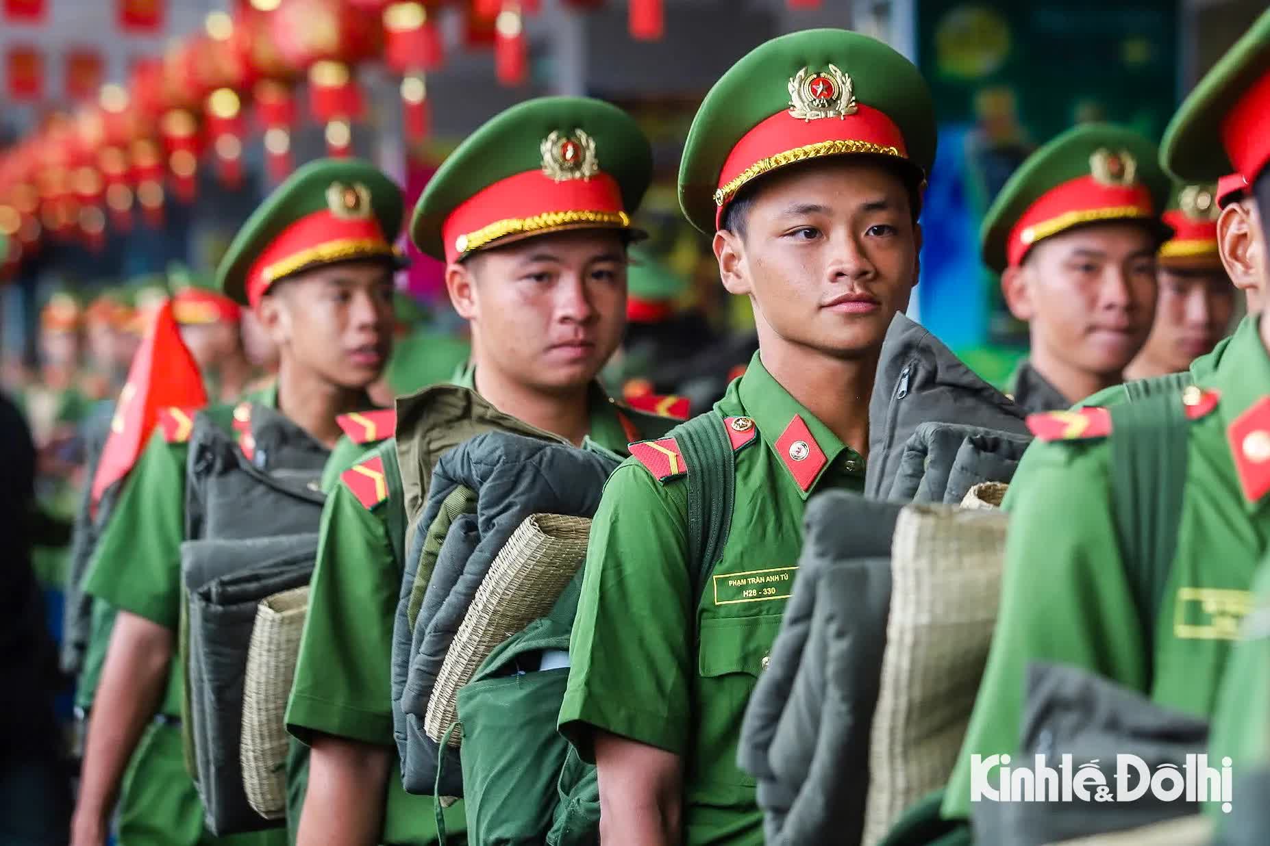 Hơn 500 chiến sĩ công an từ TP Hồ Chí Minh ra Hà Nội tập luyện diễu binh 80 năm Quốc khánh- Ảnh 5.