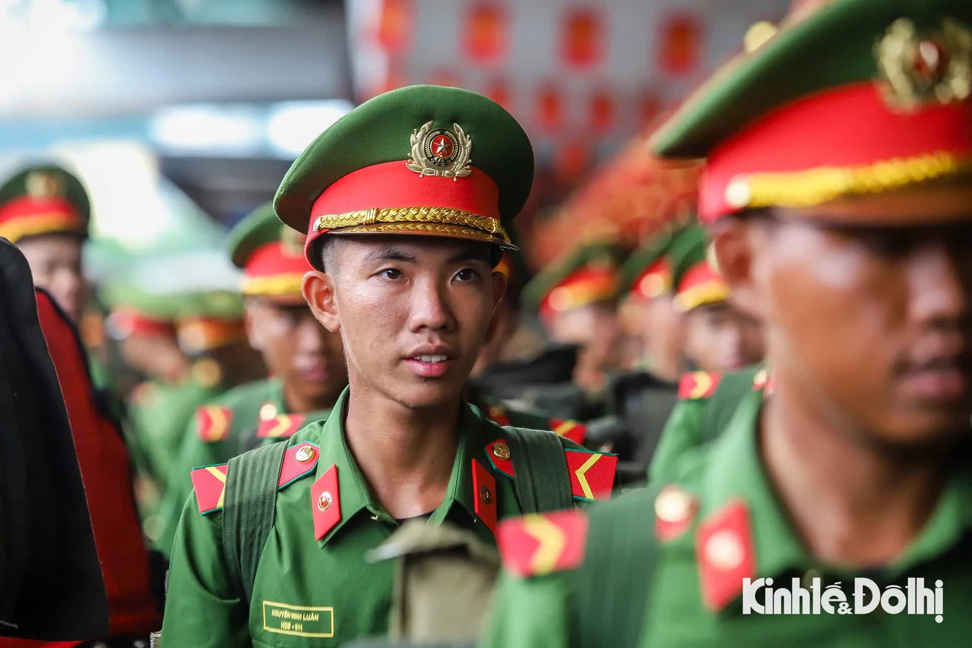 Hơn 500 chiến sĩ công an từ TP Hồ Chí Minh ra Hà Nội tập luyện diễu binh 80 năm Quốc khánh- Ảnh 7.