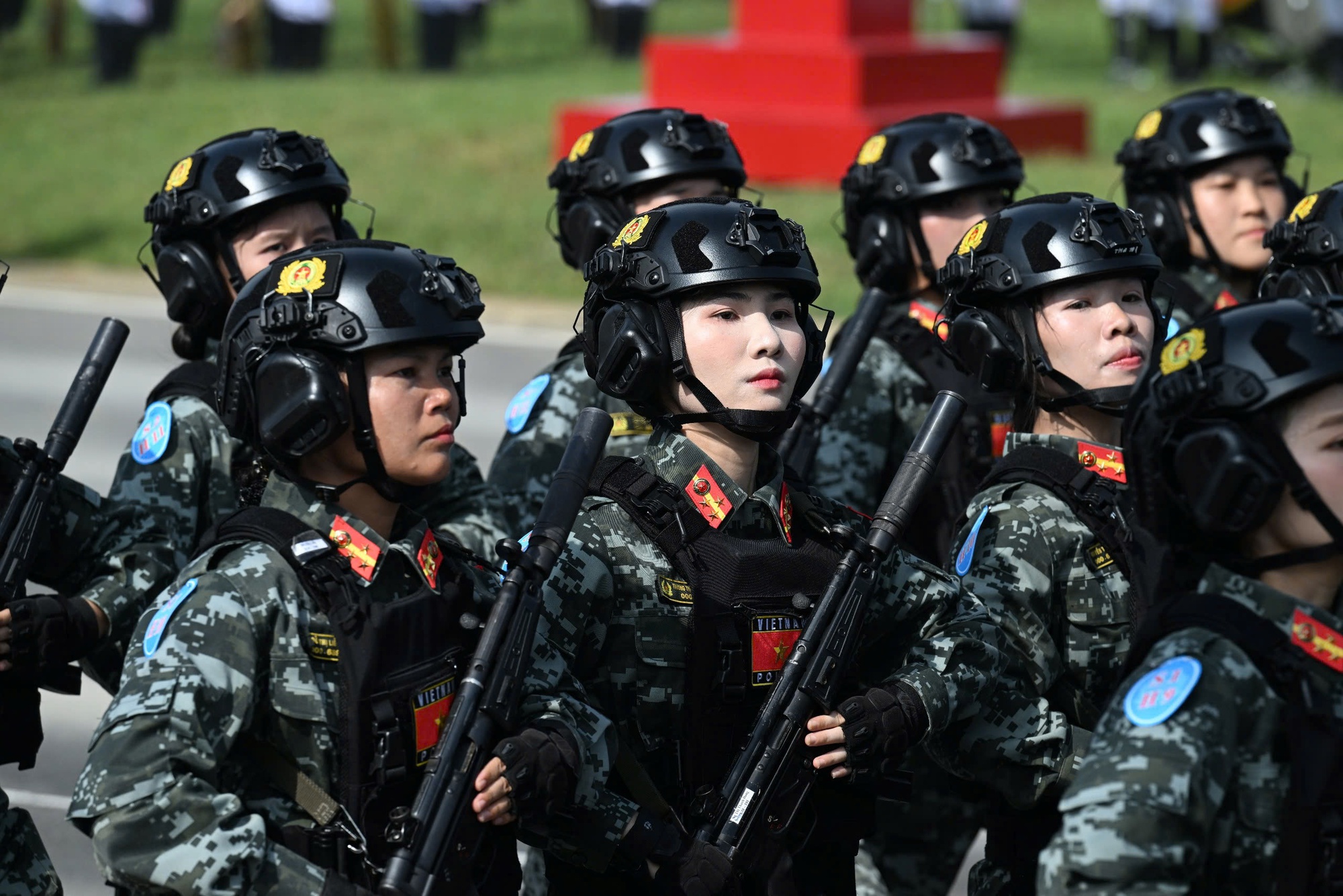 Khối nữ chiến sĩ Quân đội, Công an "vượt nắng hè, rèn ý chí, vững bước chân" hợp luyện cho ngày 2/9 - Ảnh 6.