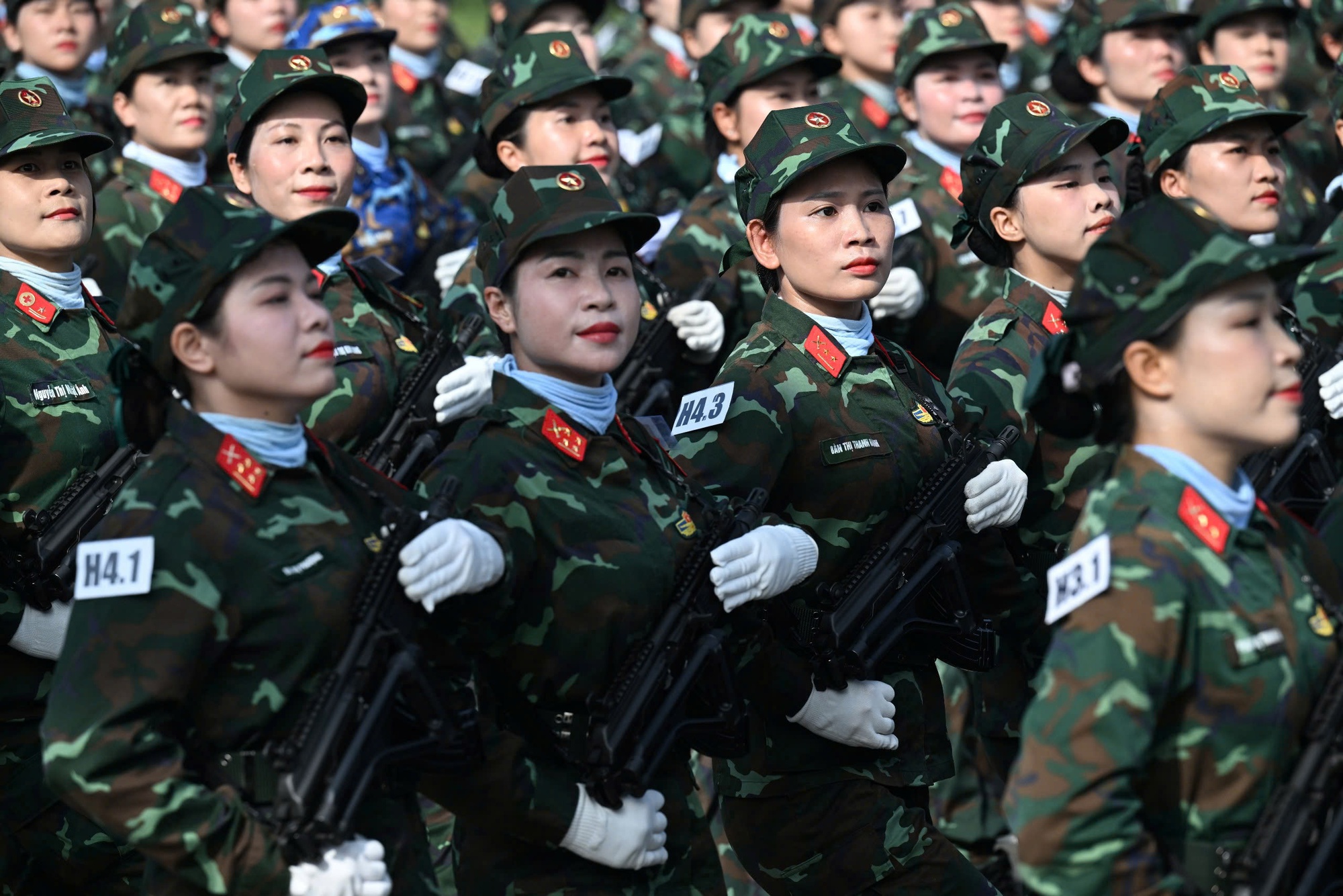 Khối nữ chiến sĩ Quân đội, Công an "vượt nắng hè, rèn ý chí, vững bước chân" hợp luyện cho ngày 2/9 - Ảnh 7.