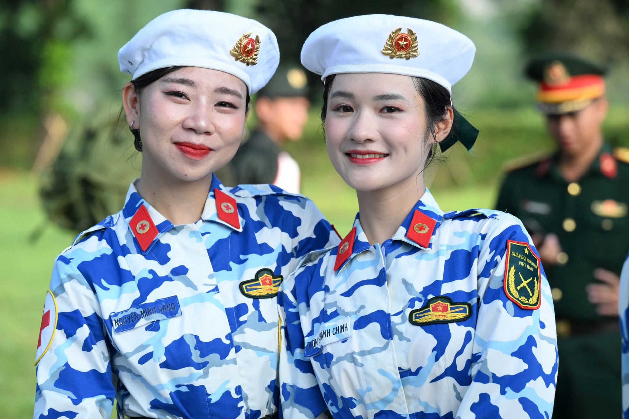 Khối nữ chiến sĩ Quân đội, Công an "vượt nắng hè, rèn ý chí, vững bước chân" hợp luyện cho ngày 2/9 - Ảnh 11.