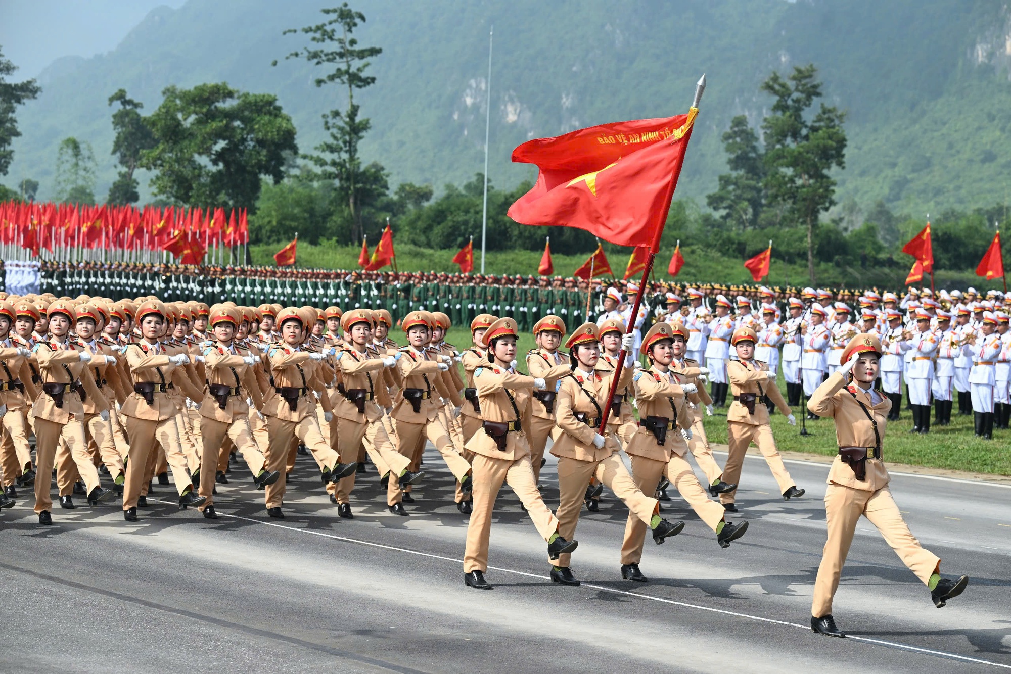 Khối nữ chiến sĩ Quân đội, Công an "vượt nắng hè, rèn ý chí, vững bước chân" hợp luyện cho ngày 2/9 - Ảnh 12.