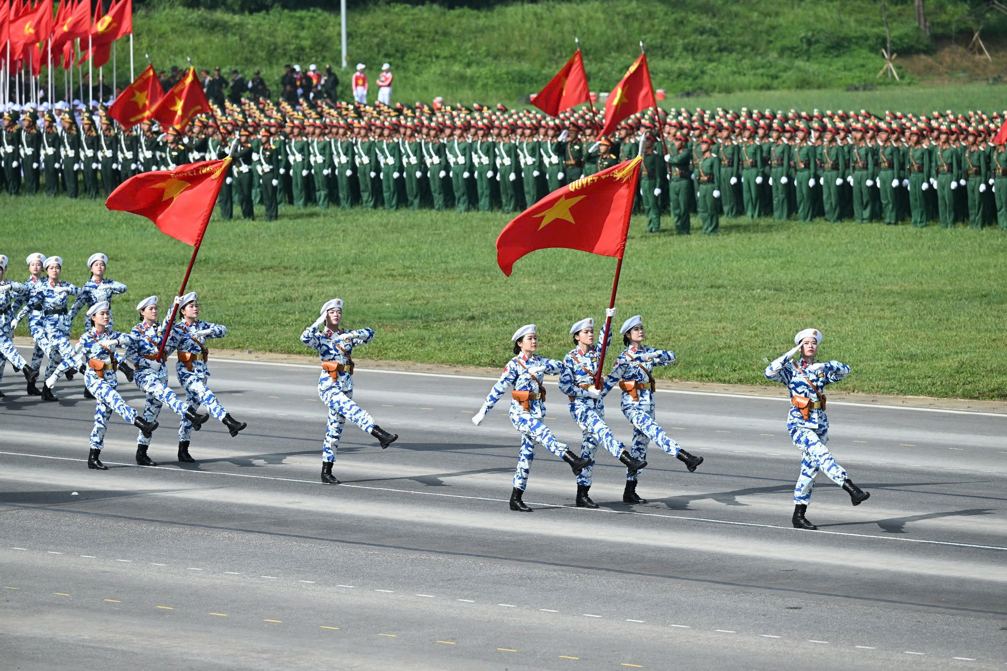 Khối nữ chiến sĩ Quân đội, Công an "vượt nắng hè, rèn ý chí, vững bước chân" hợp luyện cho ngày 2/9 - Ảnh 8.